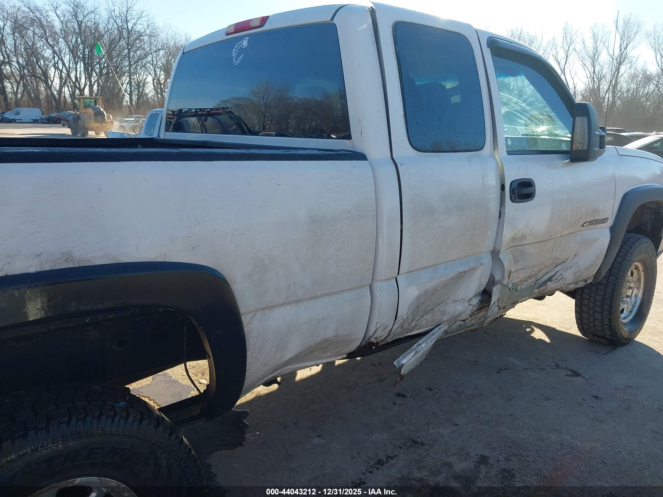 CHEVROLET SILVERADO image 6