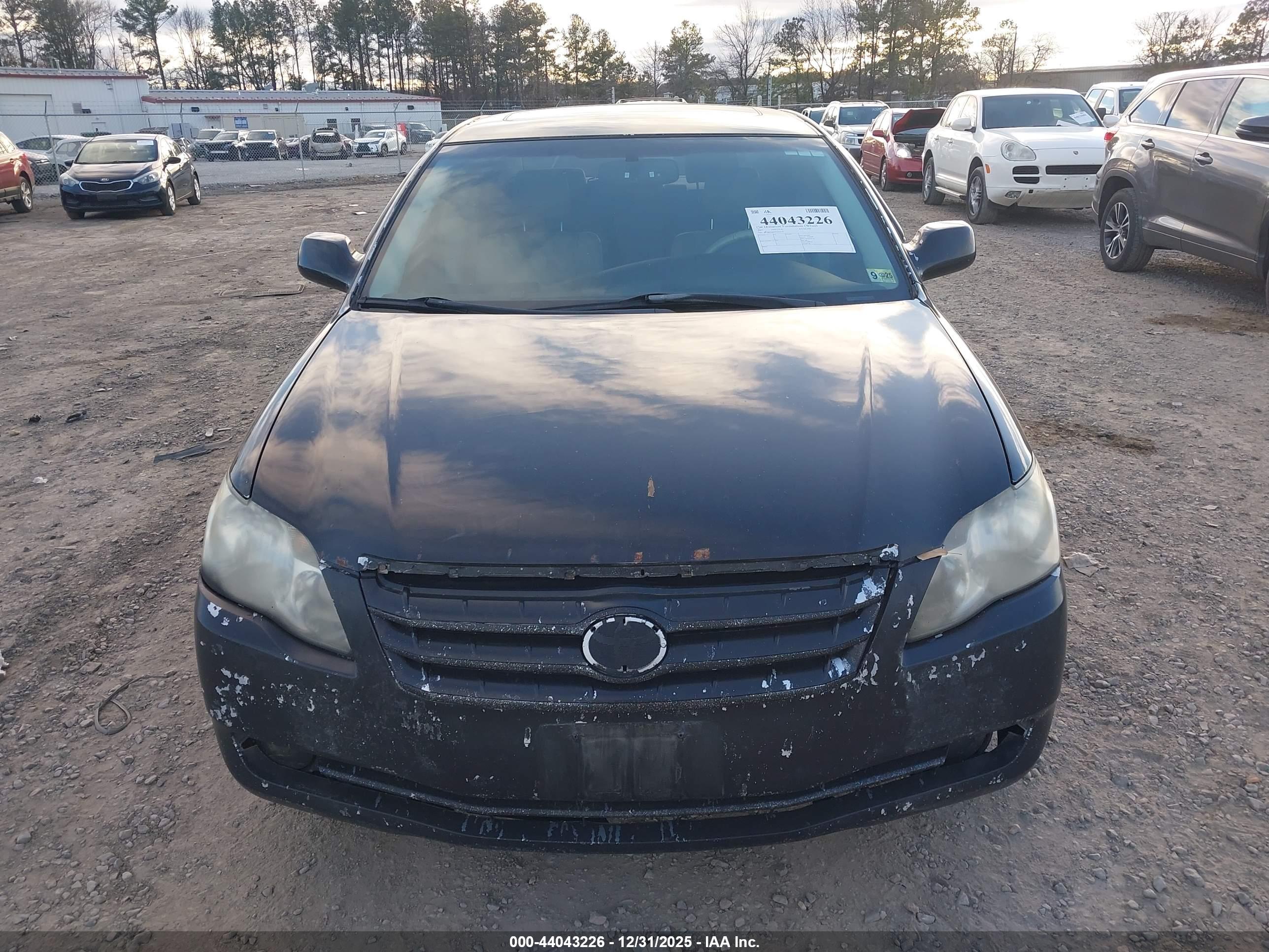 TOYOTA AVALON image 6