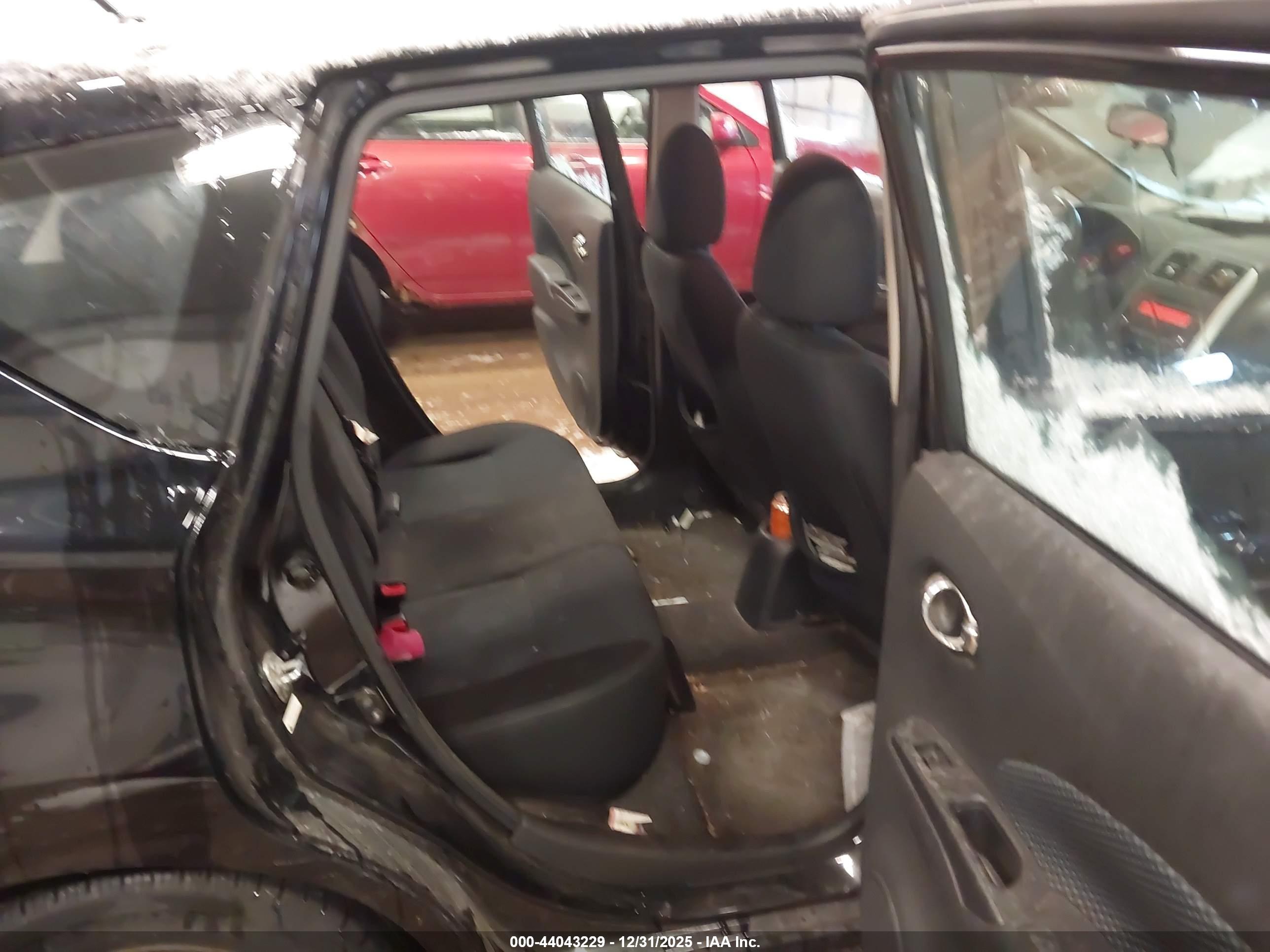 NISSAN VERSA image 8
