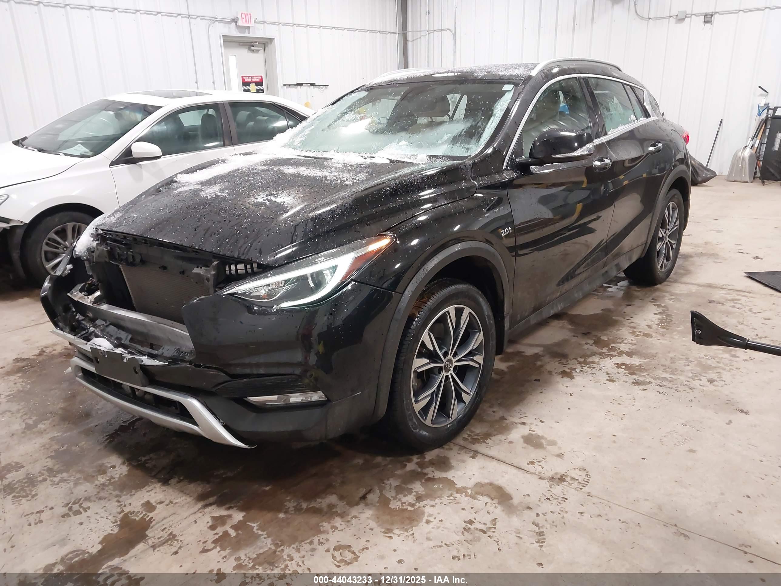INFINITI QX30 image 2