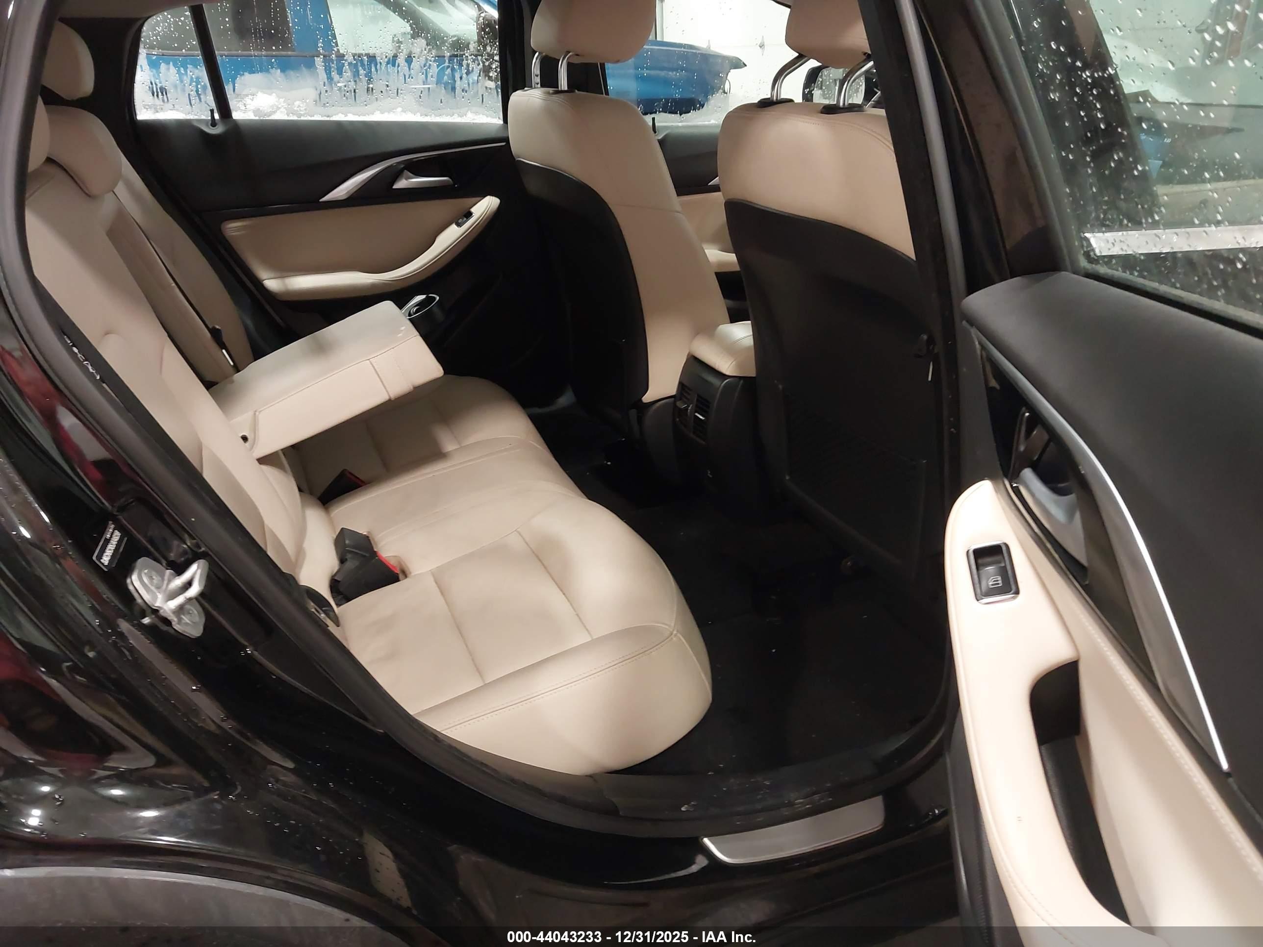 INFINITI QX30 image 8