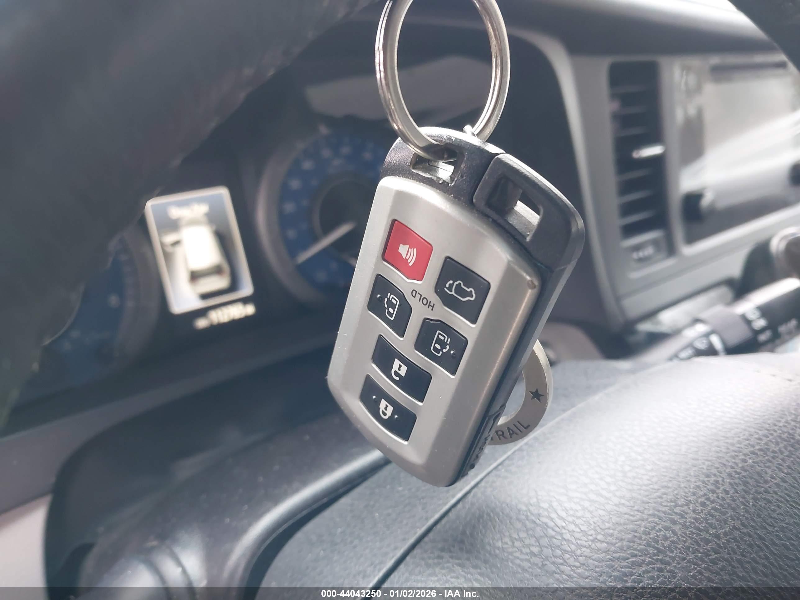 TOYOTA SIENNA image 11