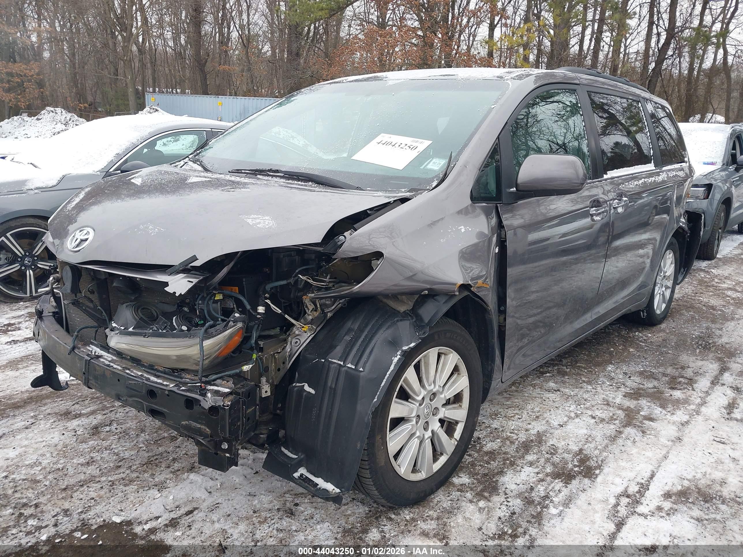 TOYOTA SIENNA image 2