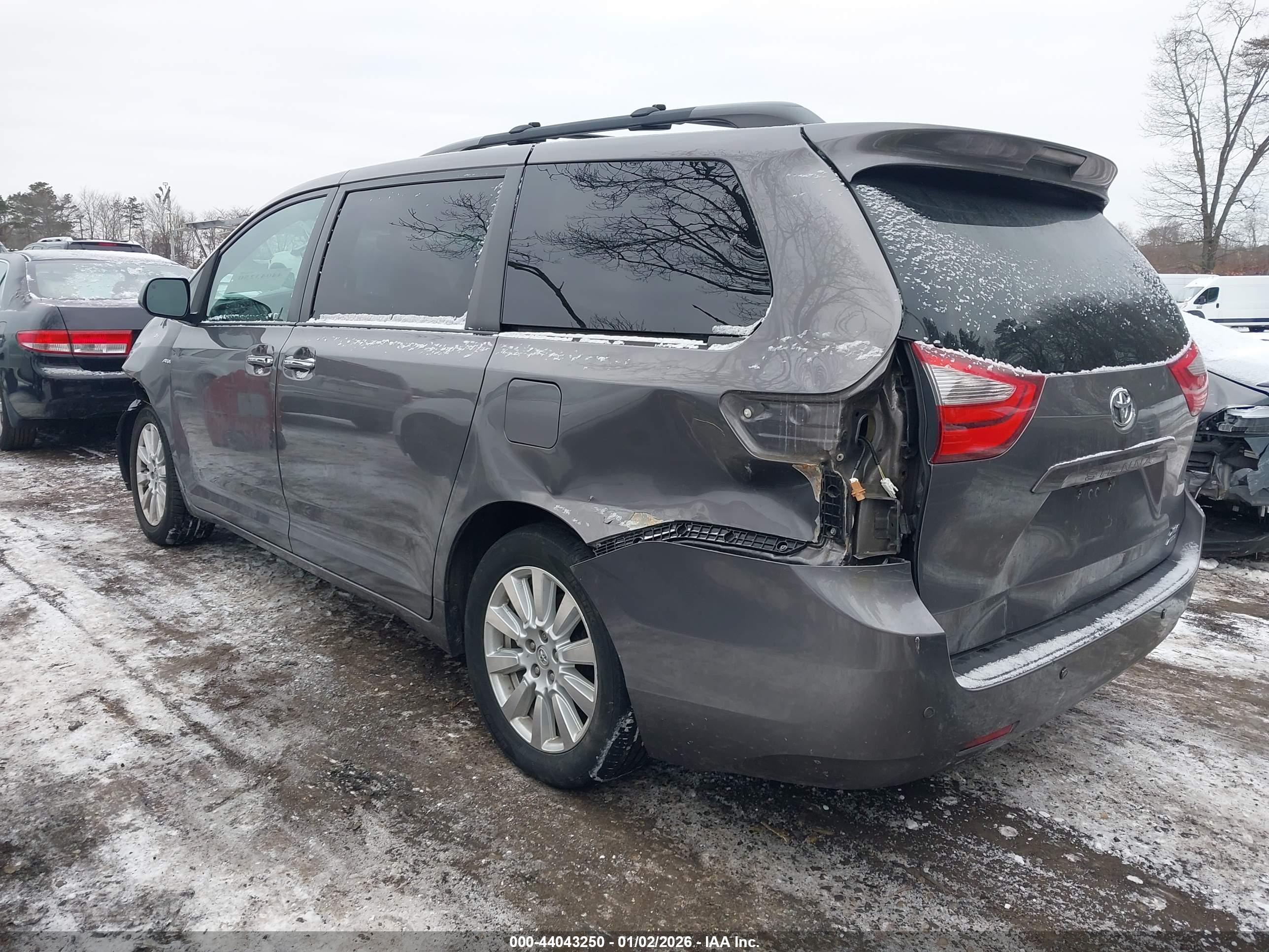 TOYOTA SIENNA image 3