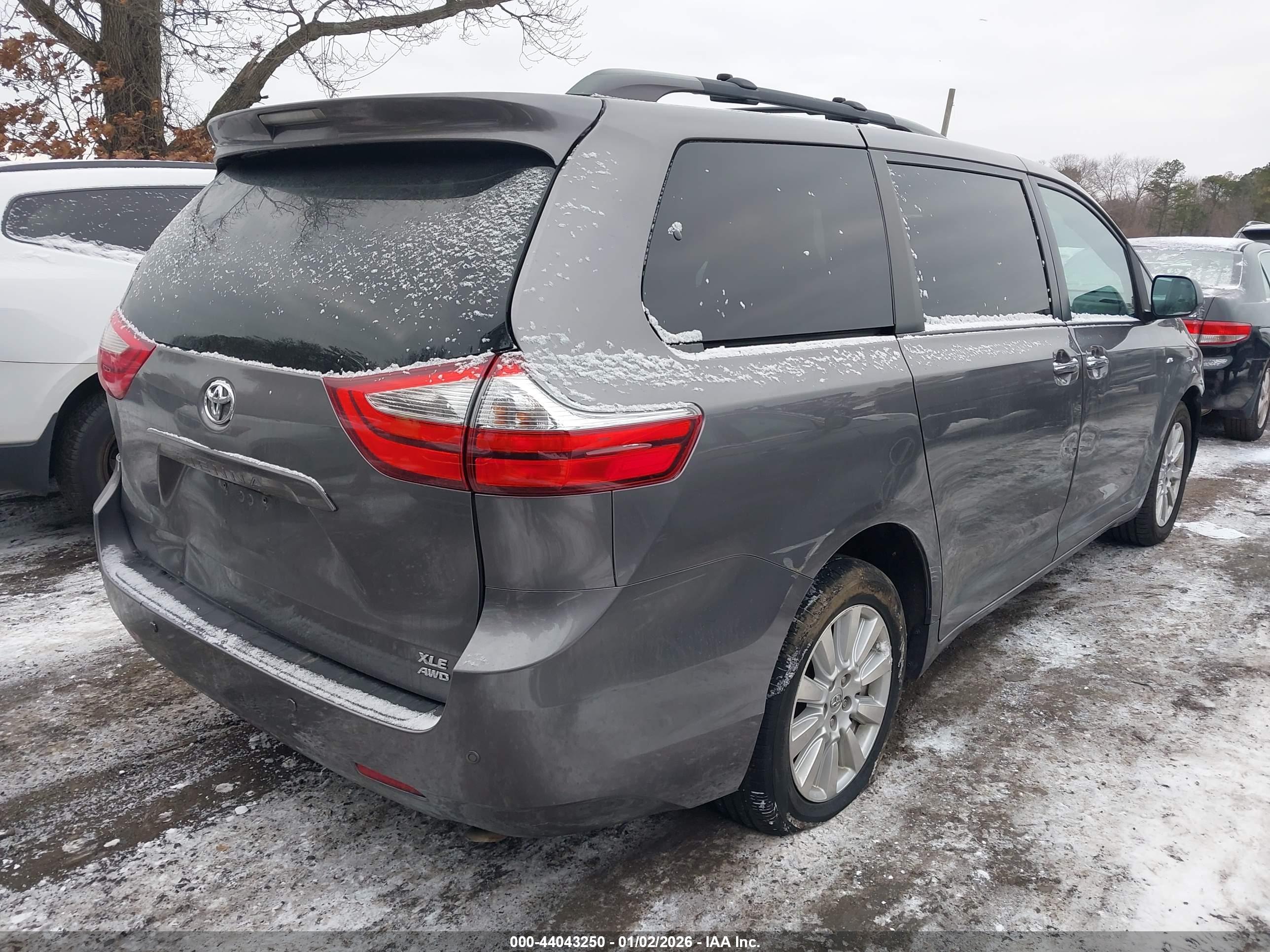TOYOTA SIENNA image 4