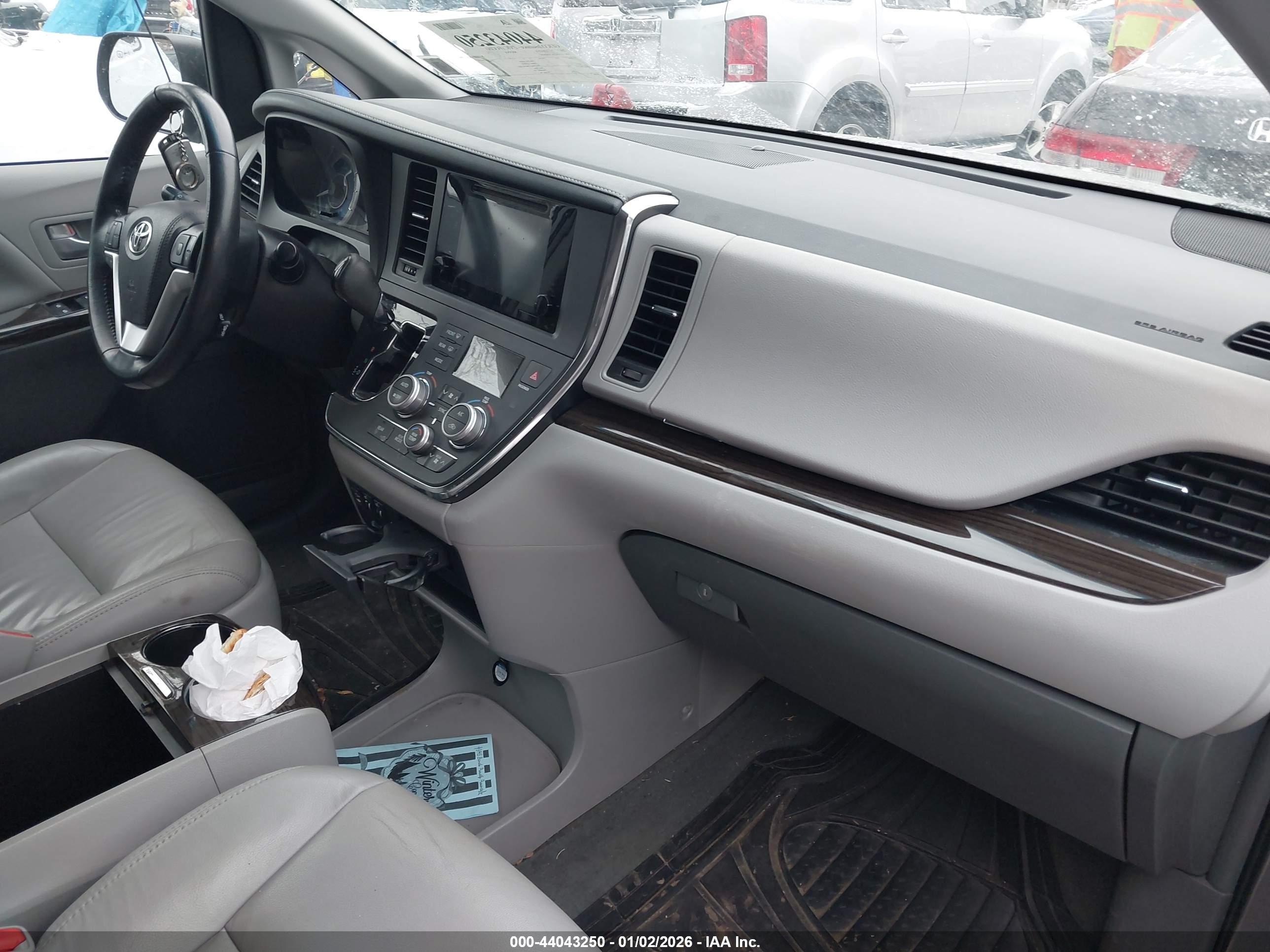 TOYOTA SIENNA image 5