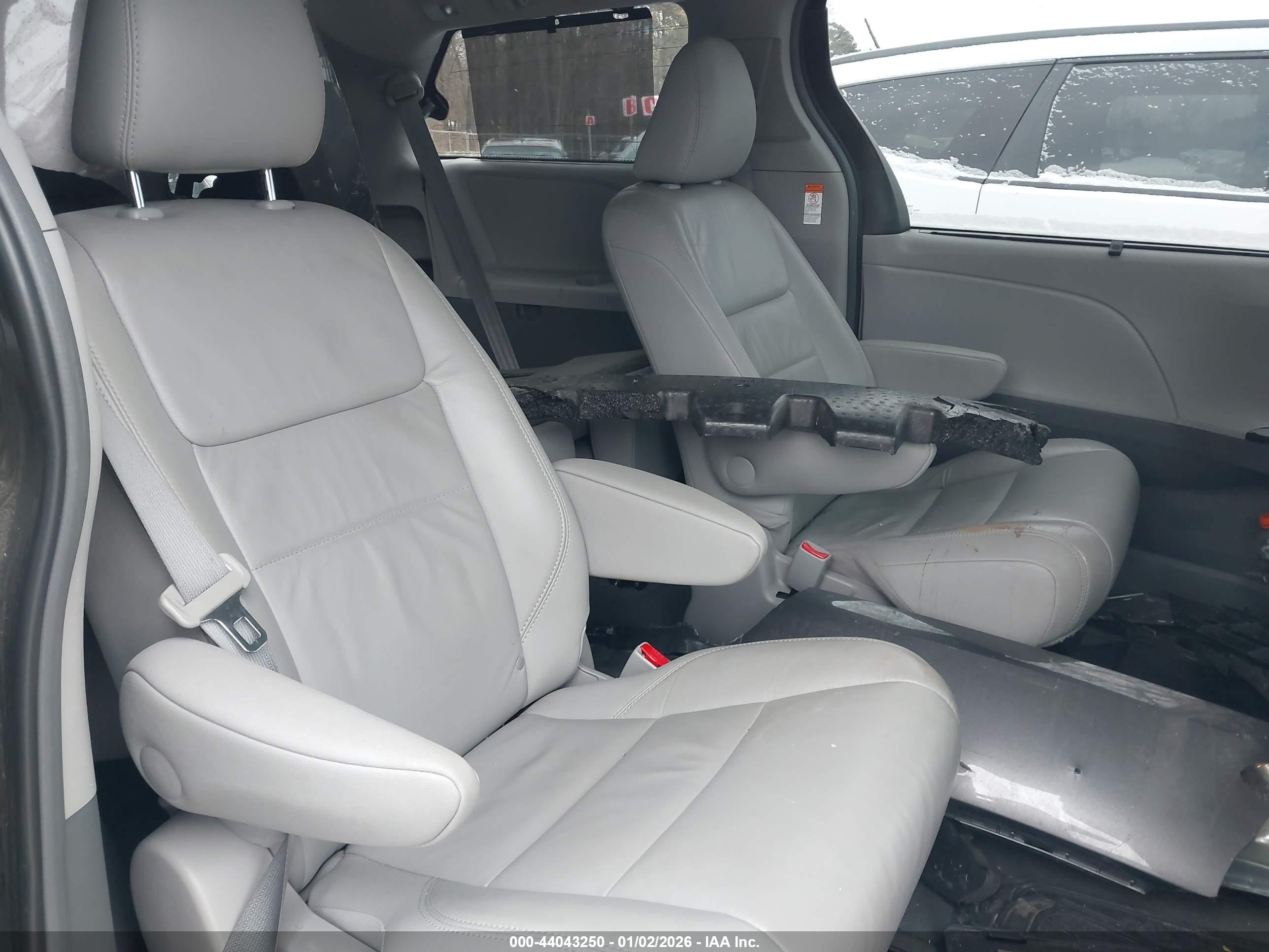 TOYOTA SIENNA image 8