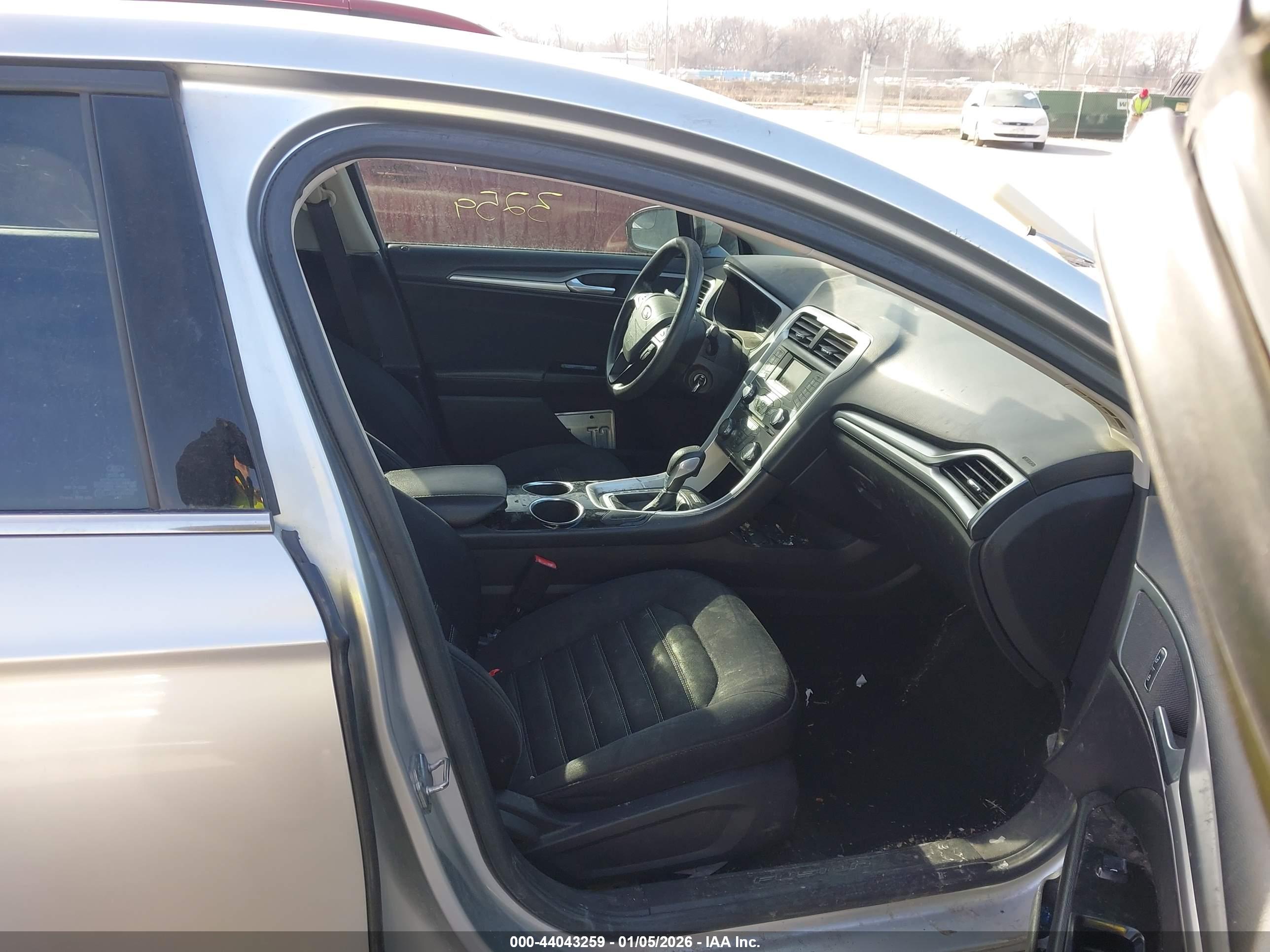 FORD FUSION image 5