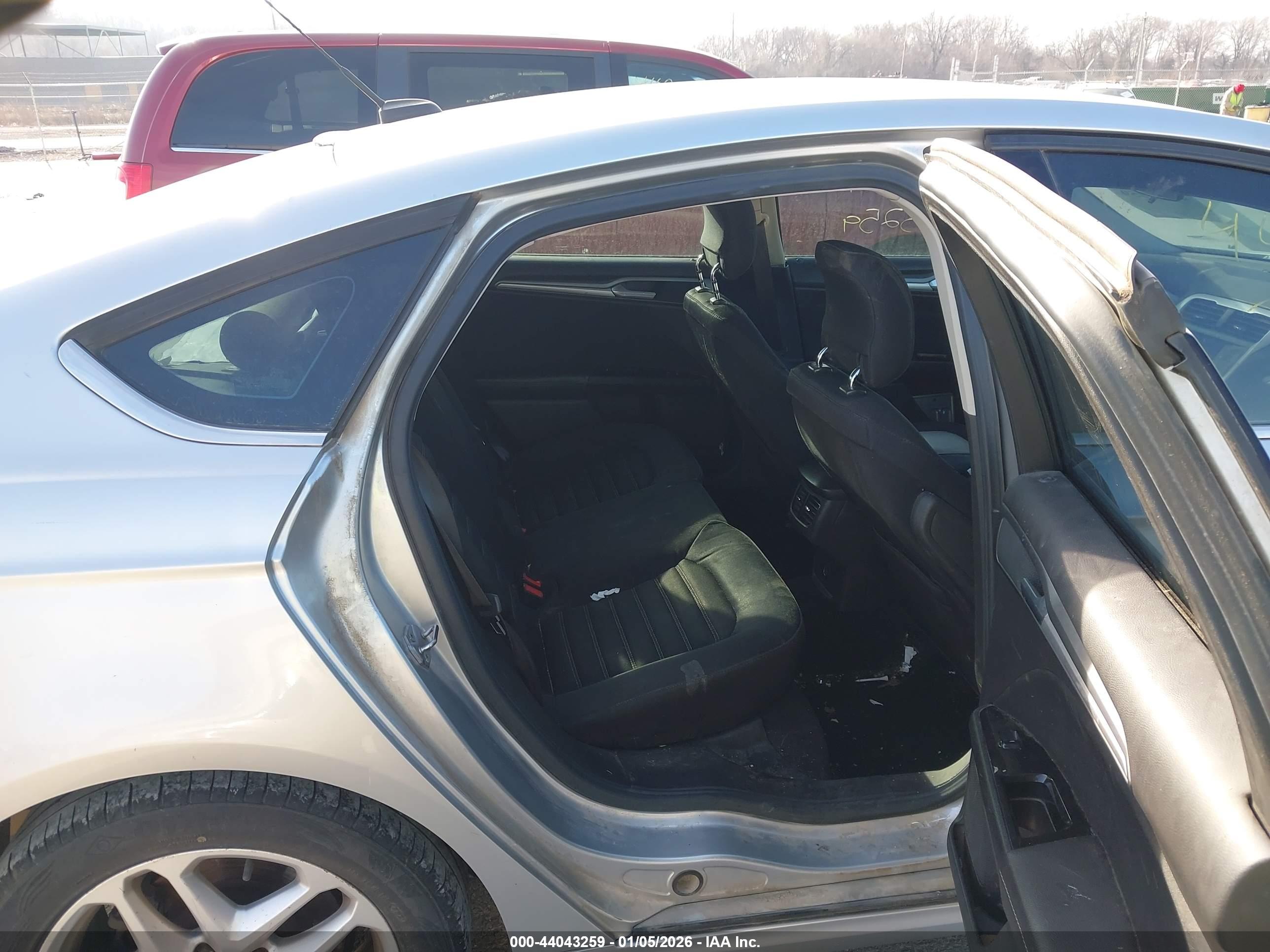 FORD FUSION image 8