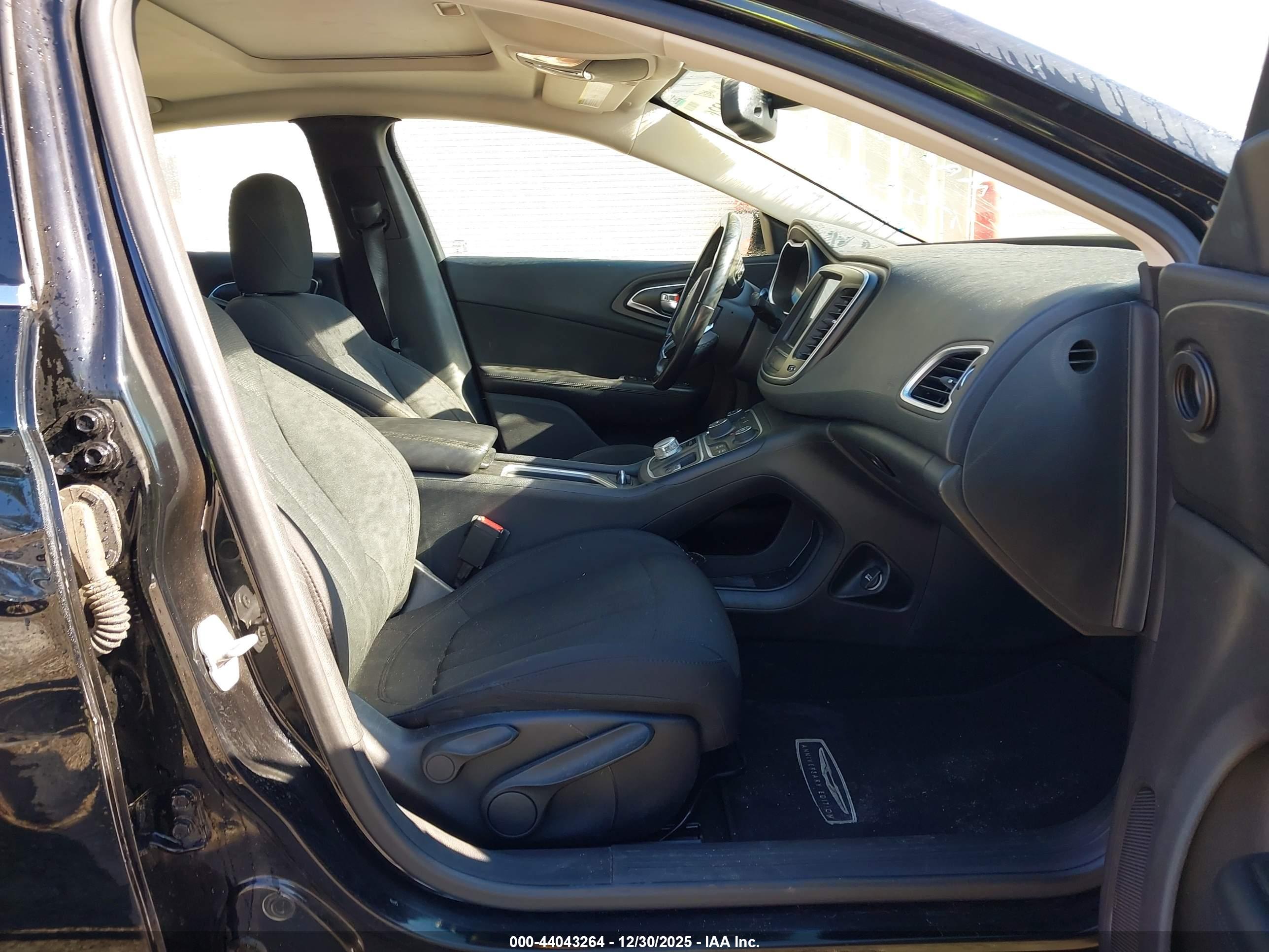 CHRYSLER 200 image 5