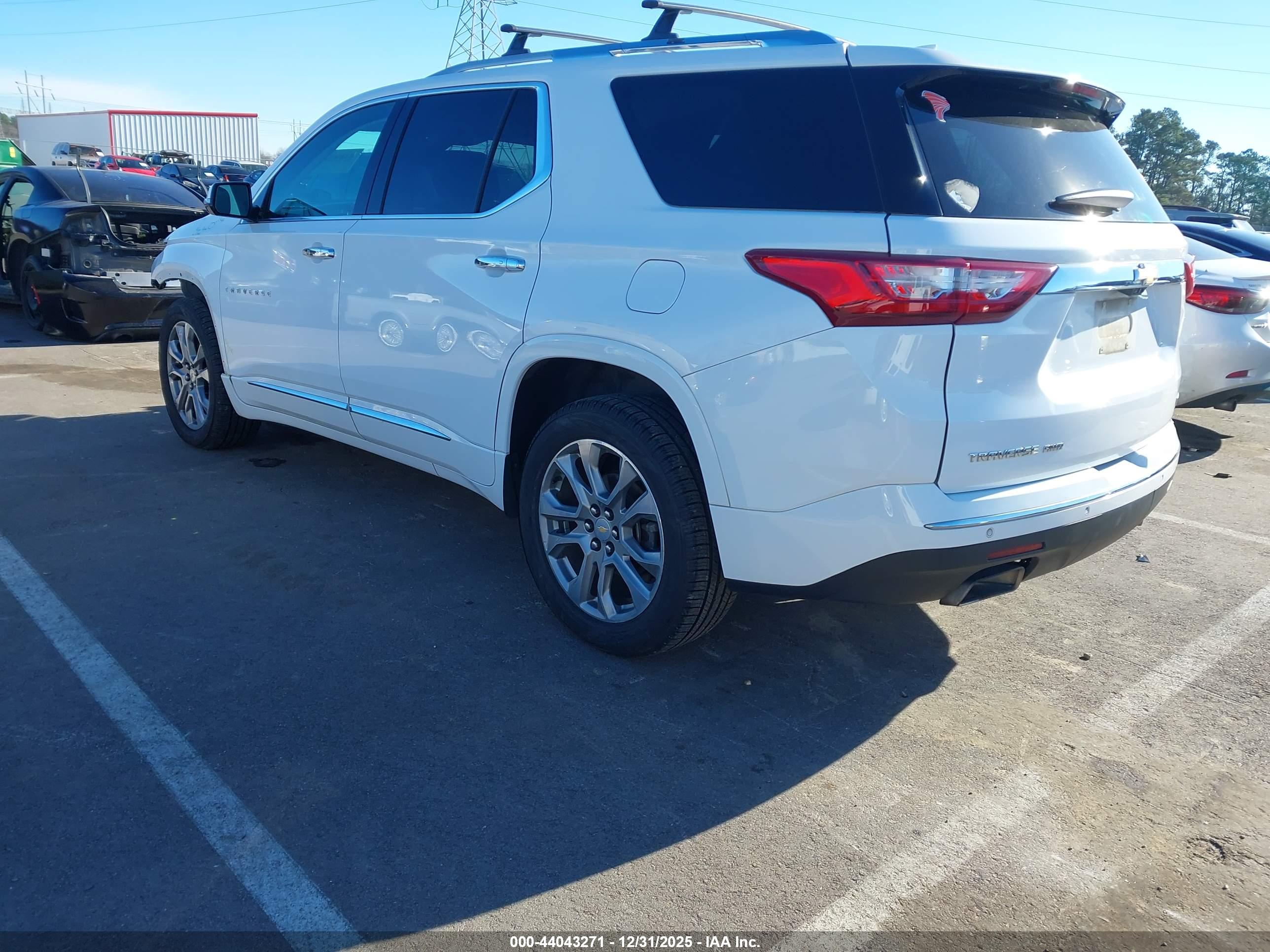 CHEVROLET TRAVERSE image 3