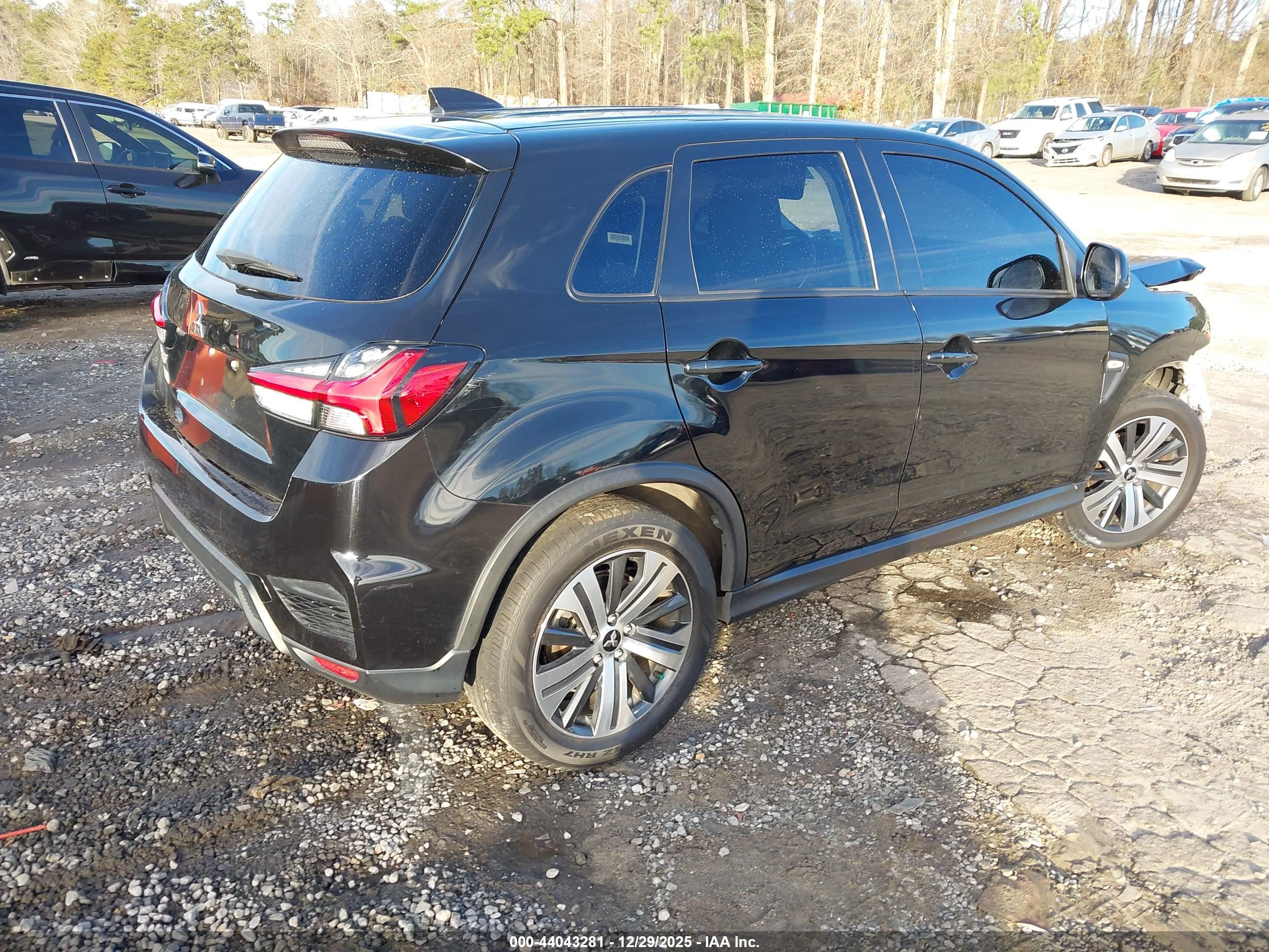 MITSUBISHI OUTLANDER image 4
