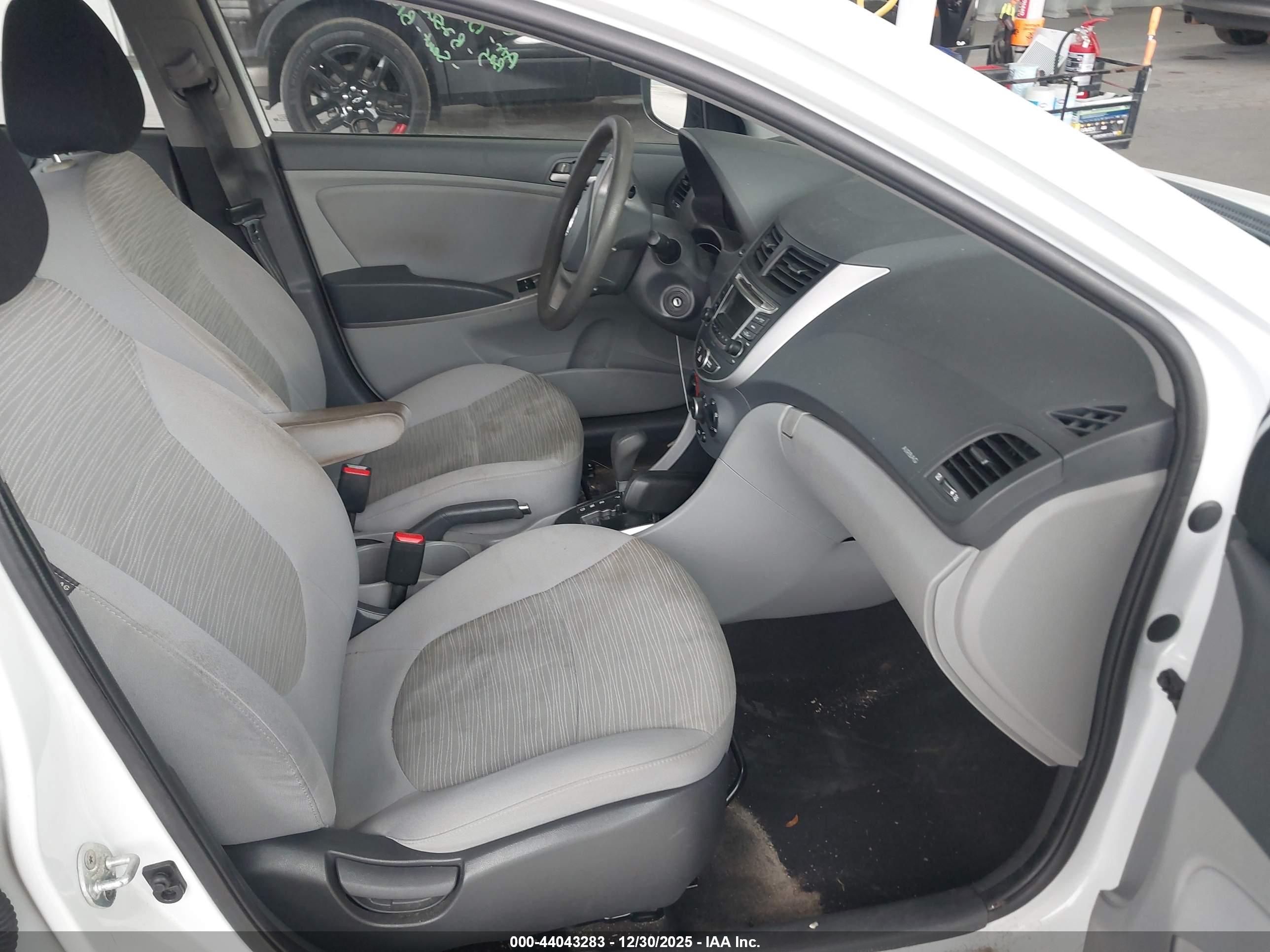 HYUNDAI ACCENT image 5