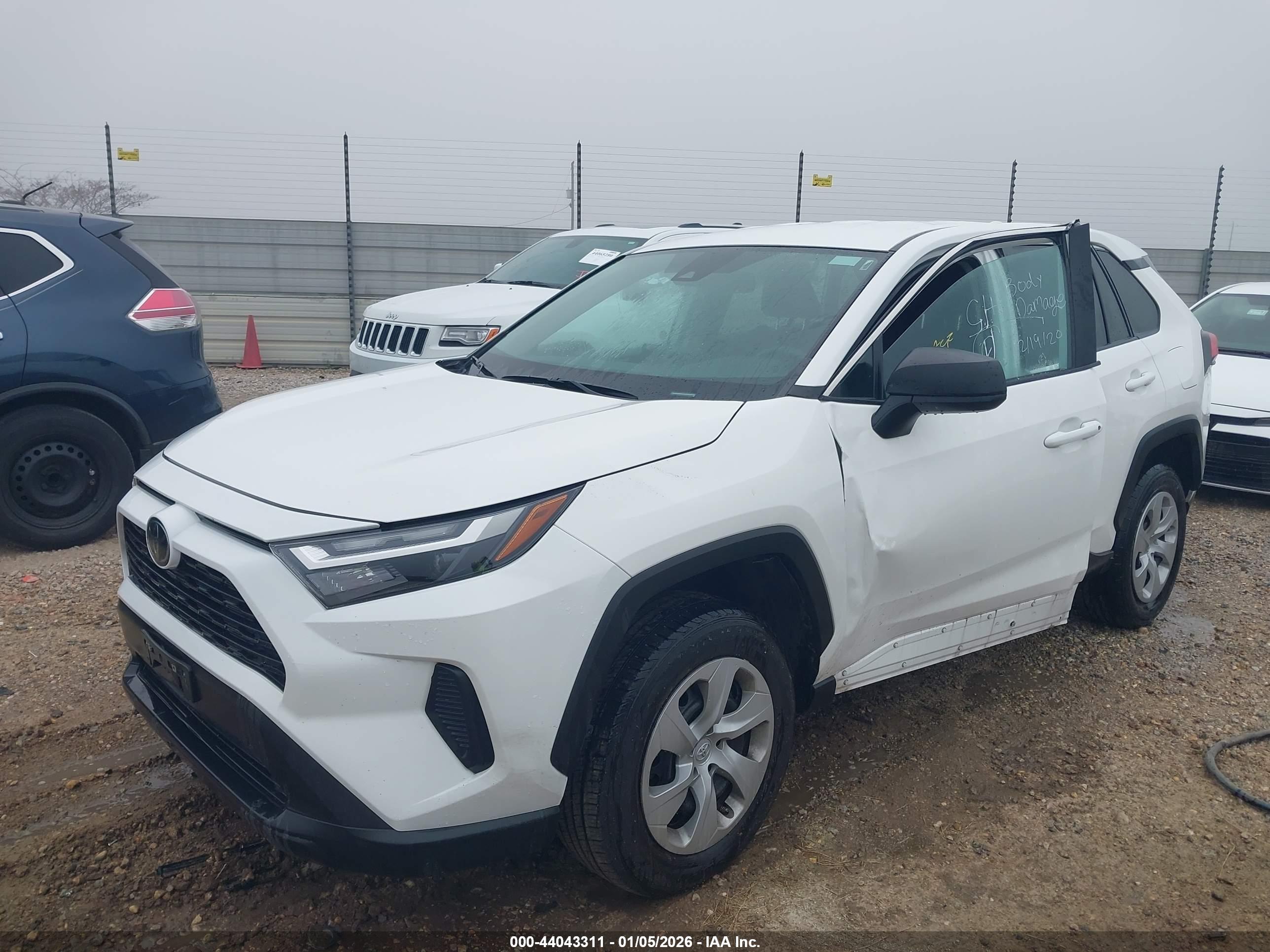 TOYOTA RAV4 image 2