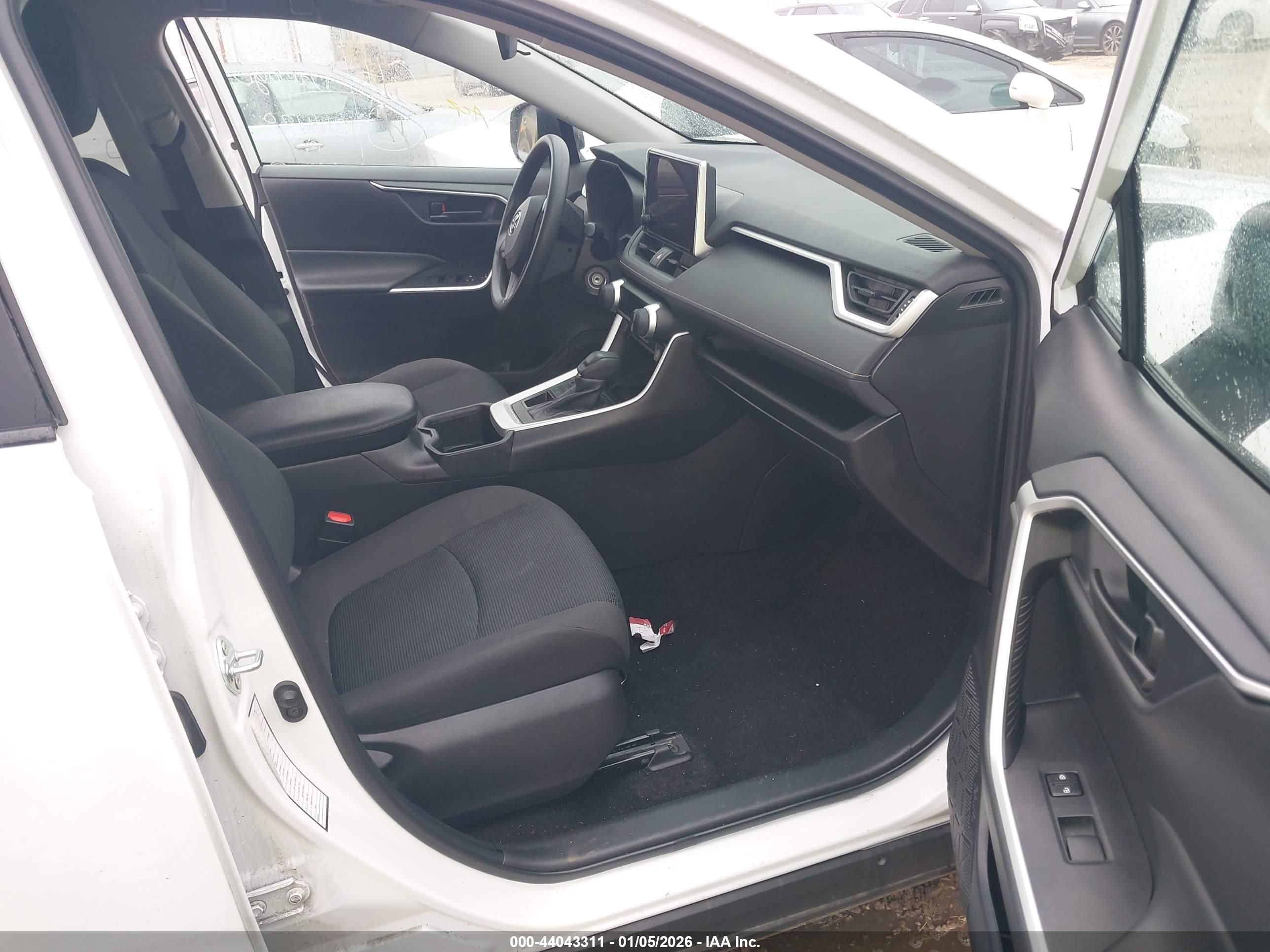 TOYOTA RAV4 image 5