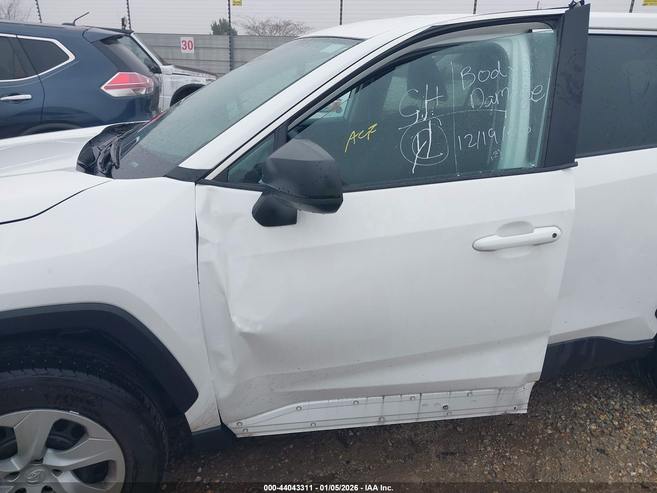 TOYOTA RAV4 image 6