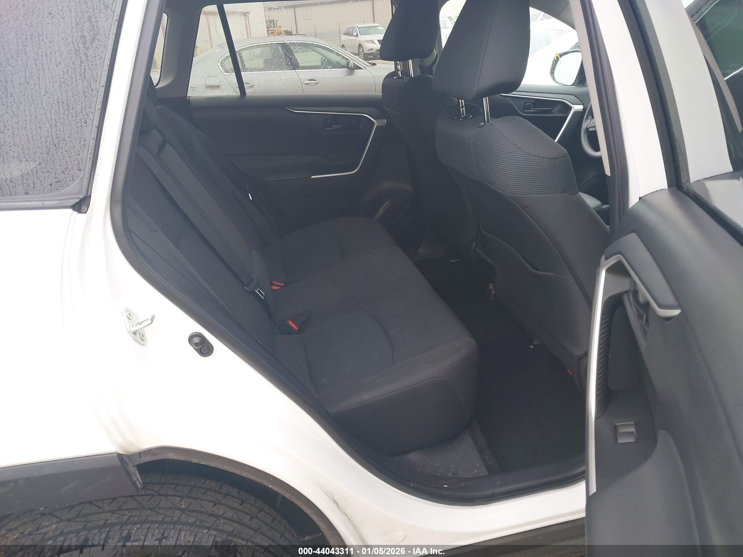 TOYOTA RAV4 image 8
