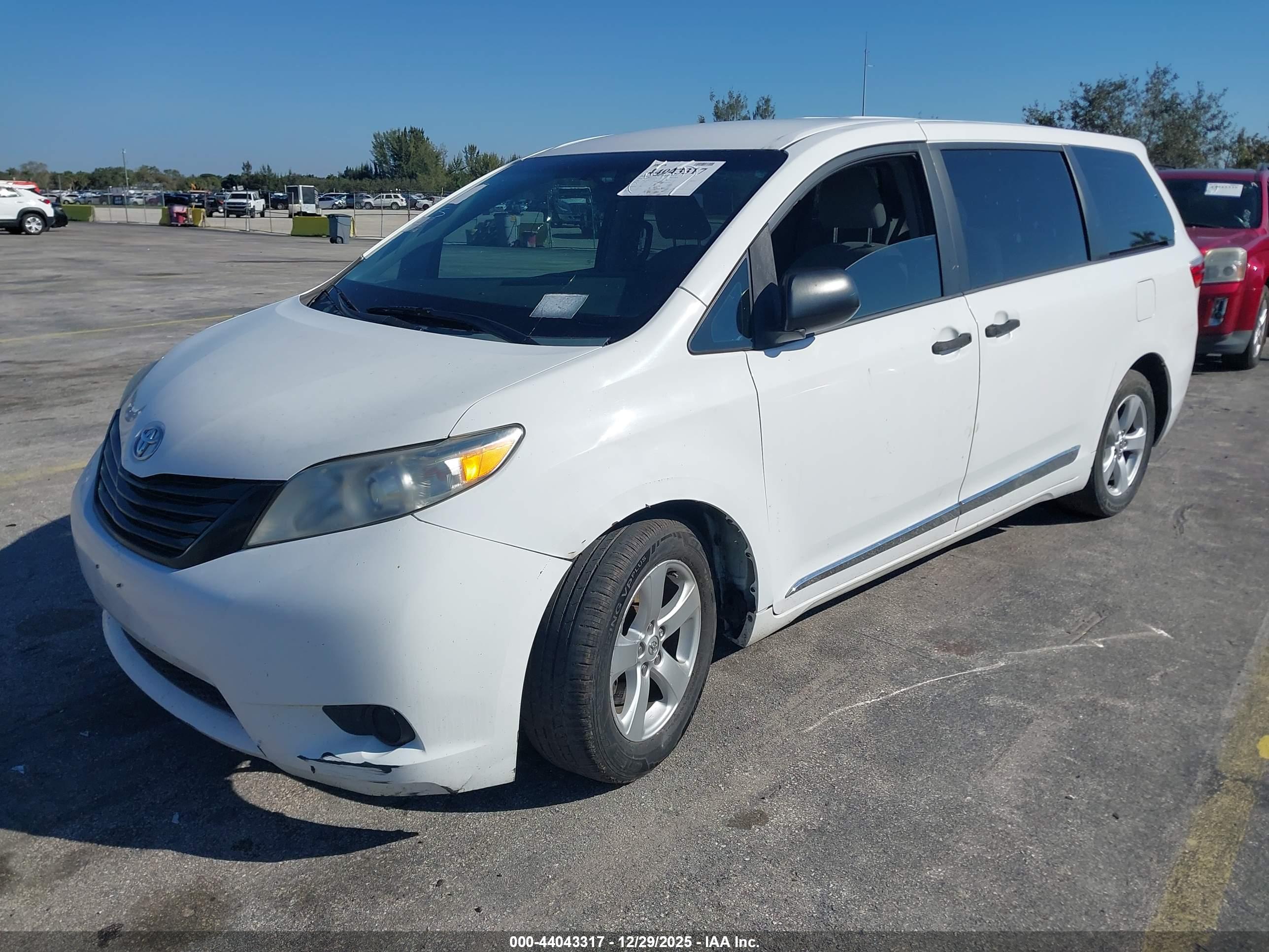 TOYOTA SIENNA image 2