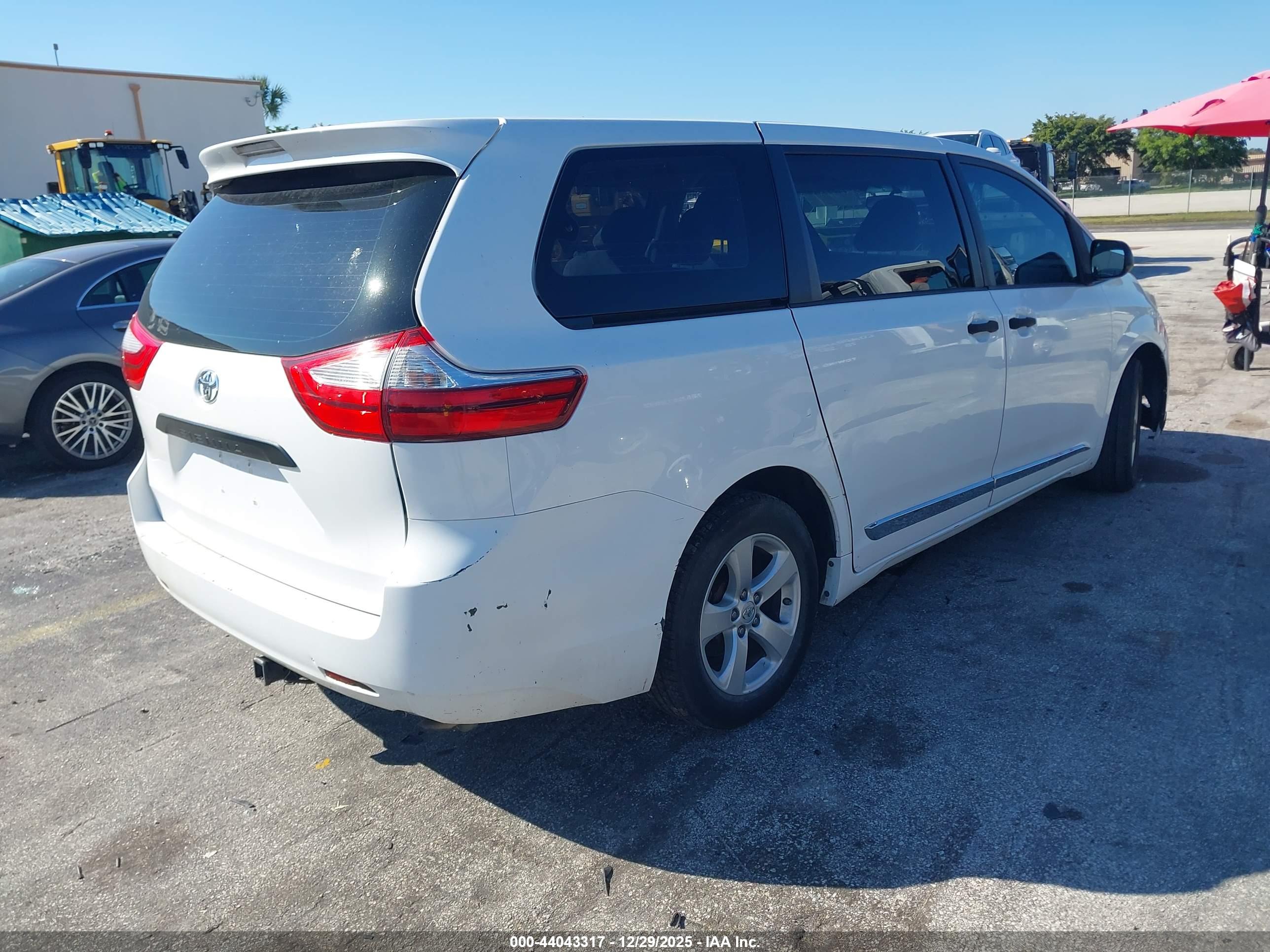 TOYOTA SIENNA image 4