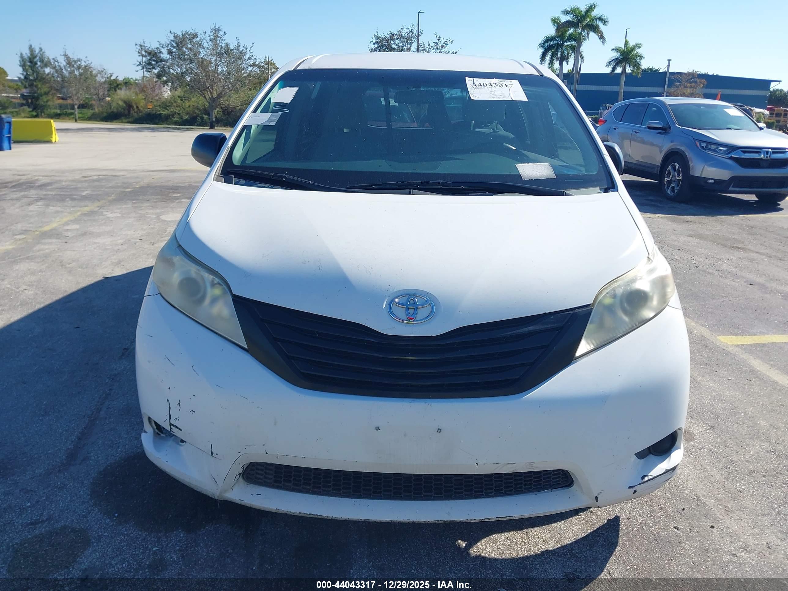 TOYOTA SIENNA image 6
