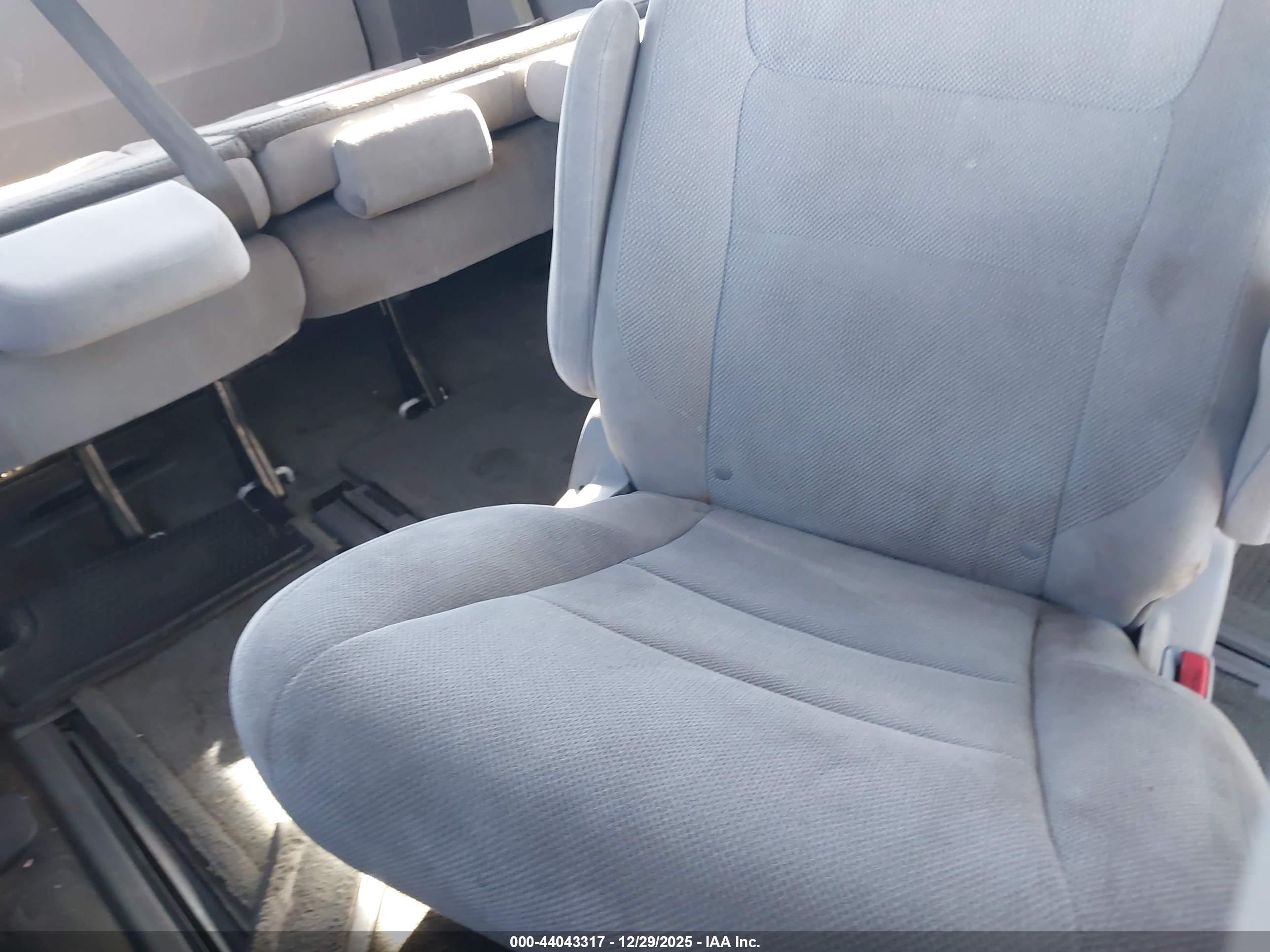 TOYOTA SIENNA image 8