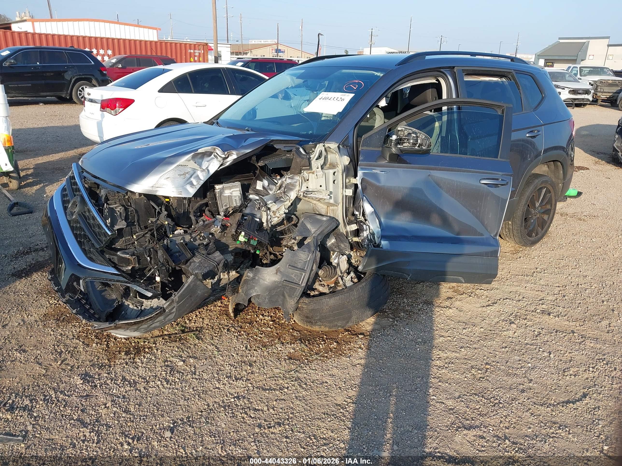 VOLKSWAGEN TAOS image 2