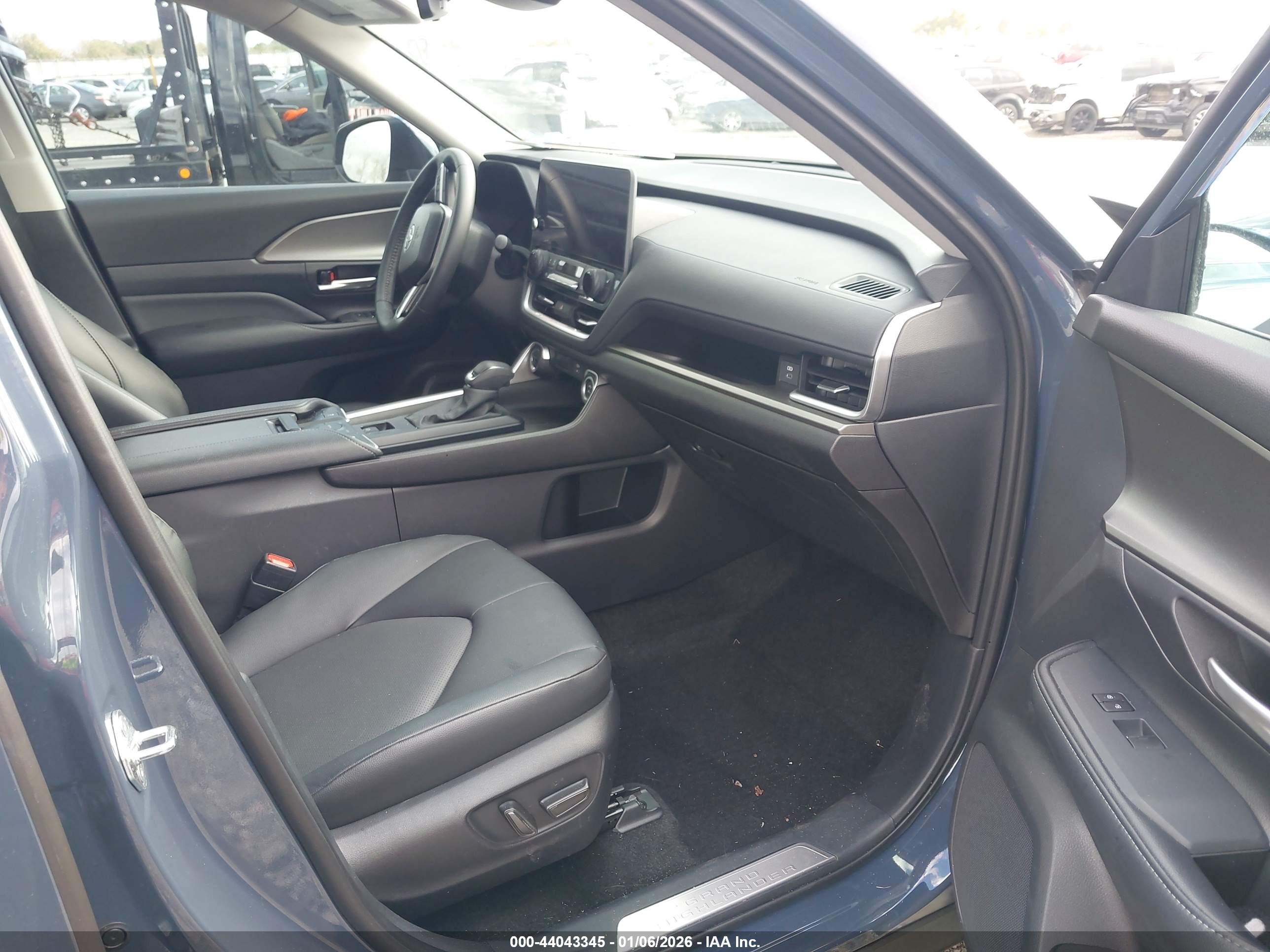 TOYOTA GRAND image 5