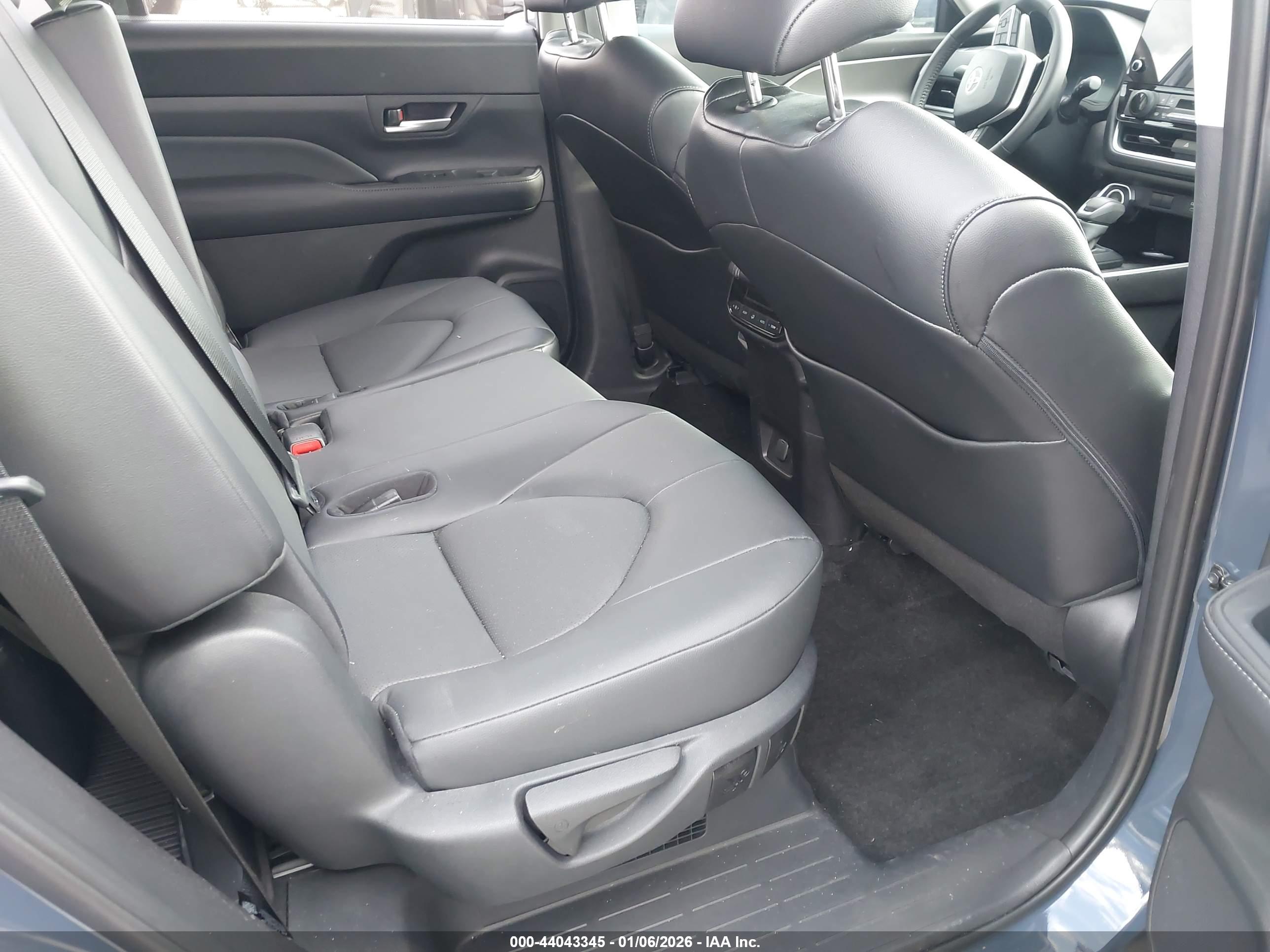 TOYOTA GRAND image 8