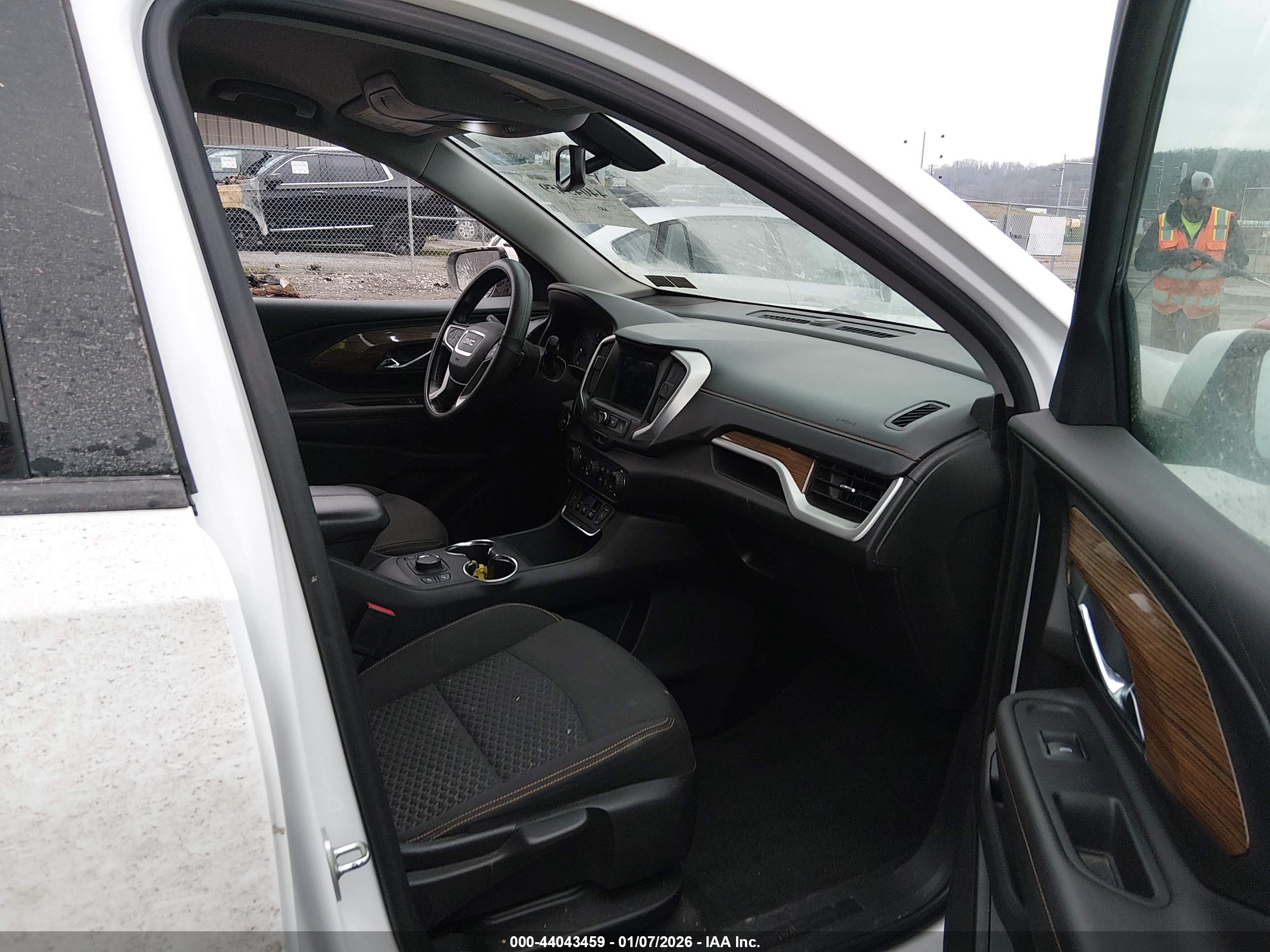 GMC TERRAIN image 5