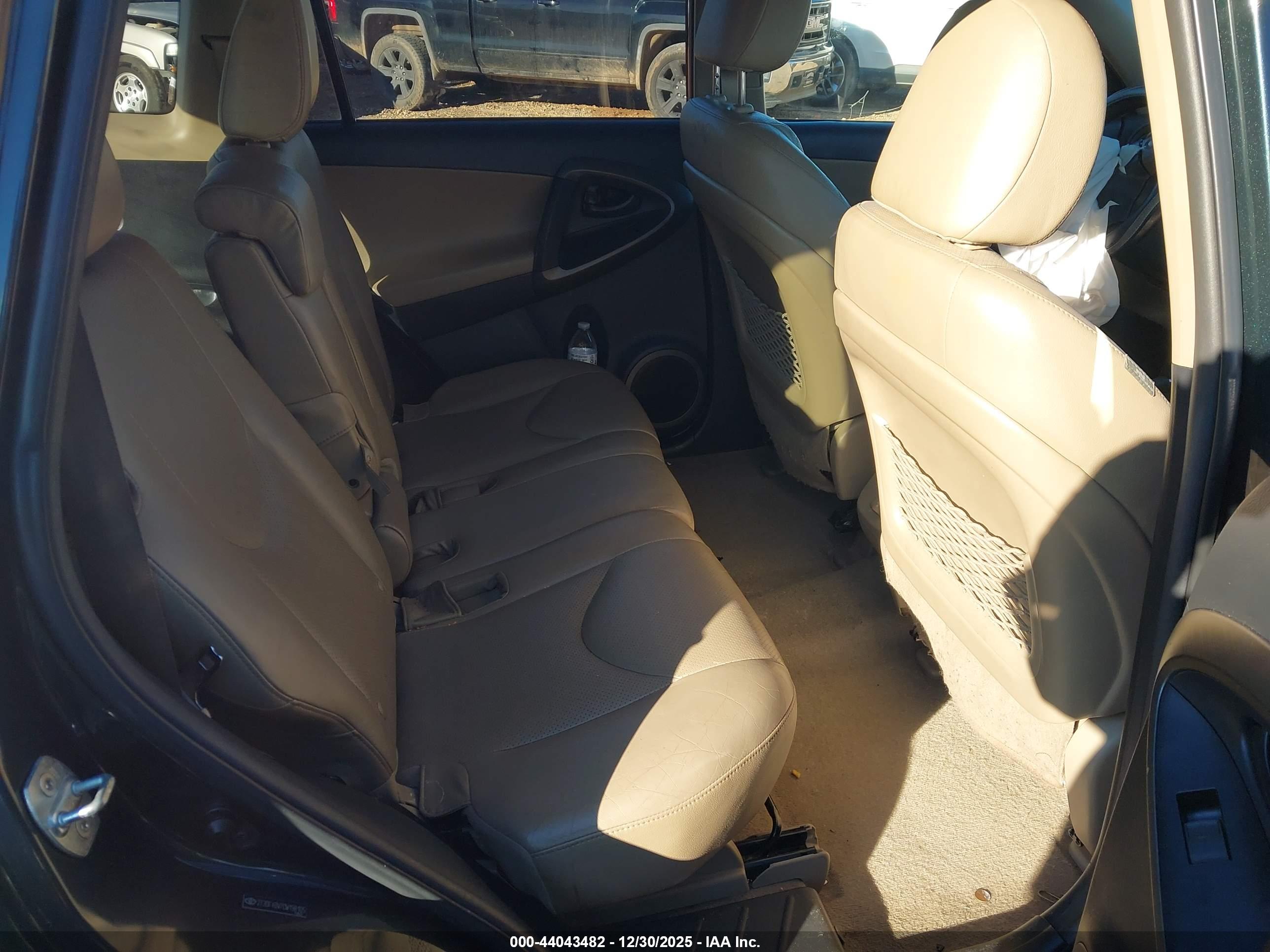 TOYOTA RAV4 image 8