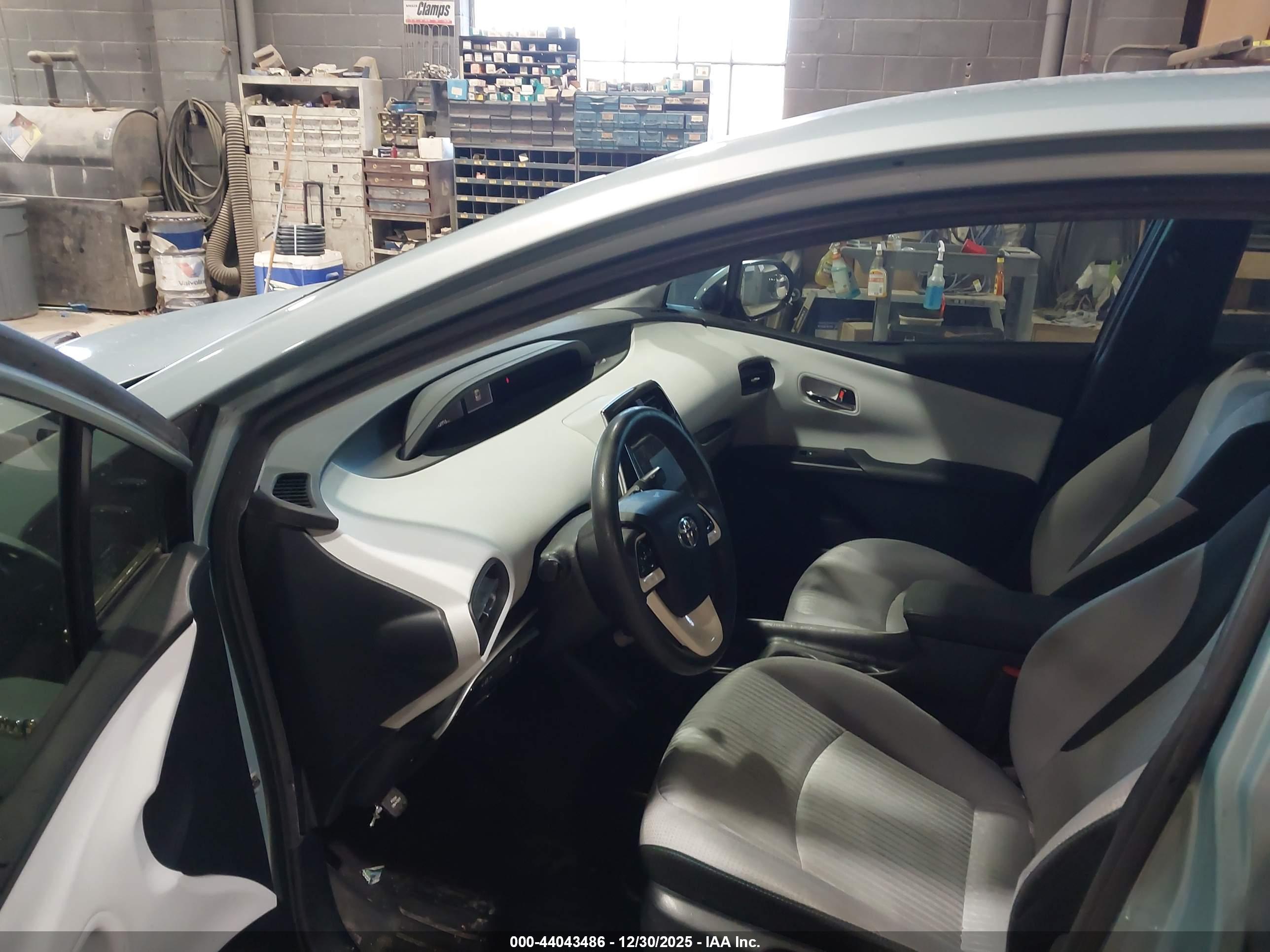TOYOTA PRIUS image 5