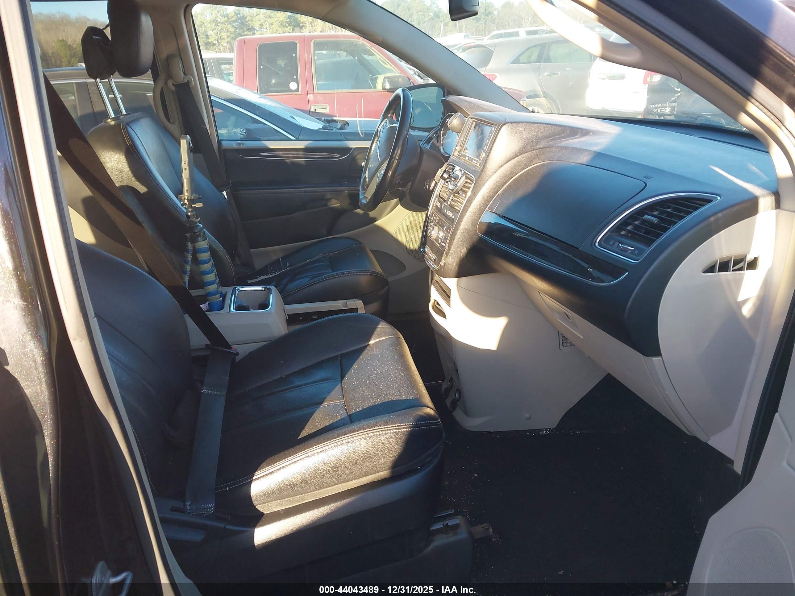 CHRYSLER TOWN image 5