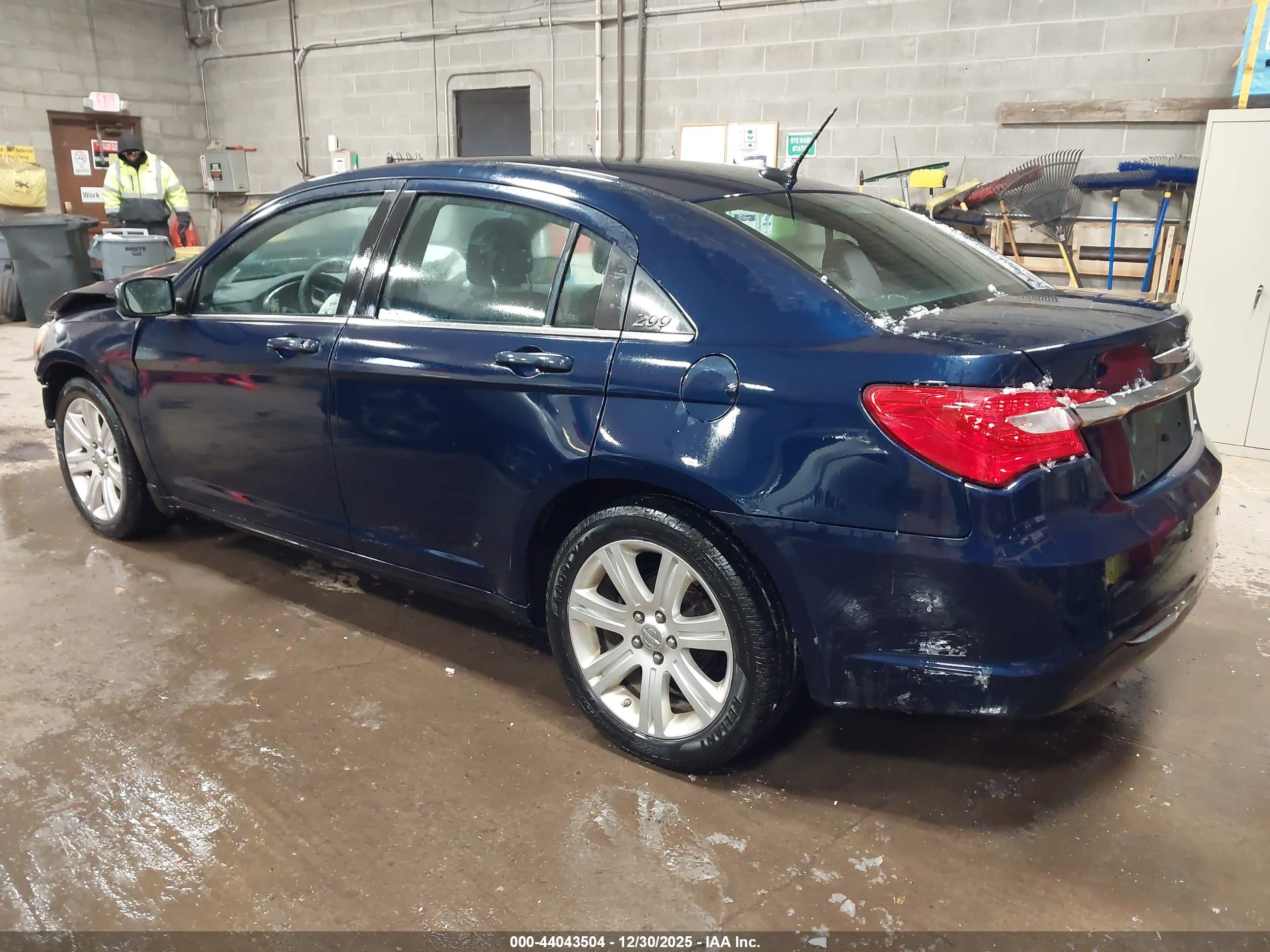 CHRYSLER 200 image 3