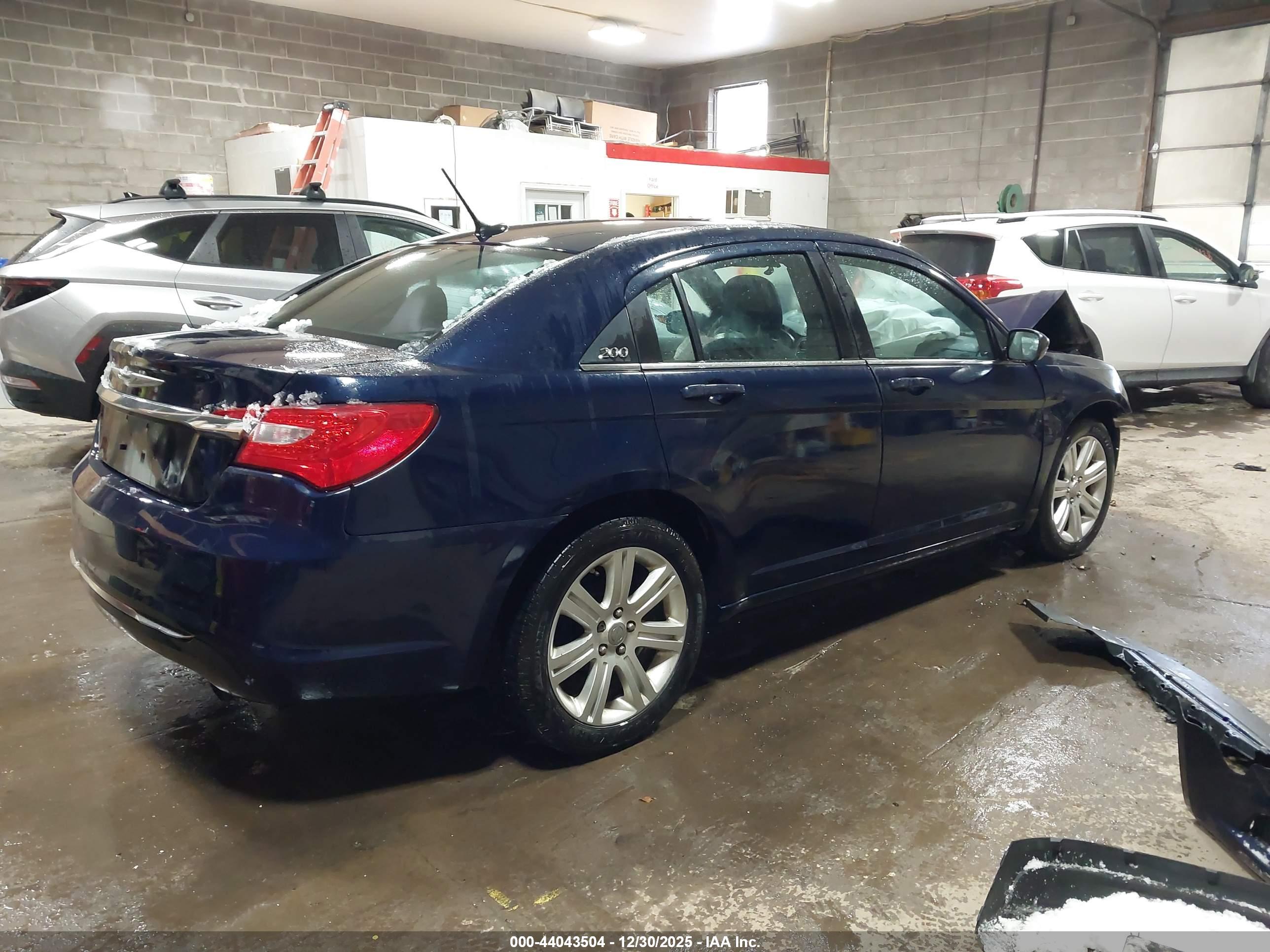 CHRYSLER 200 image 4