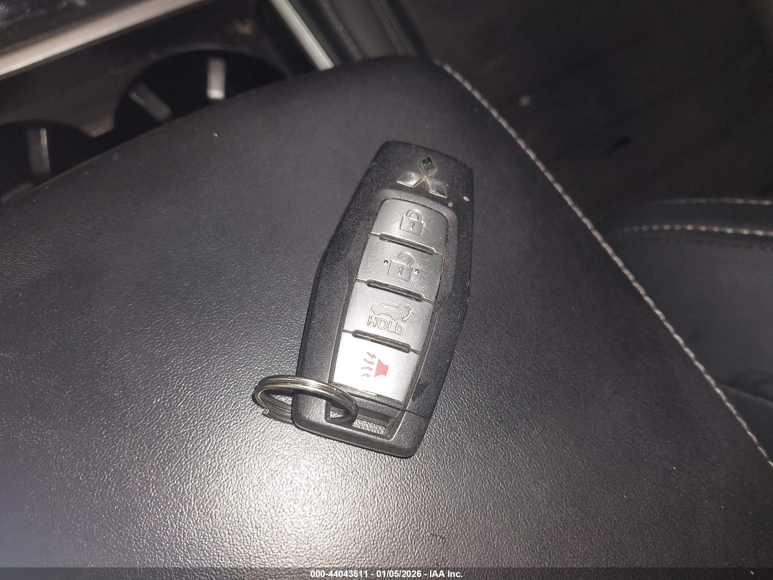 MITSUBISHI OUTLANDER image 11