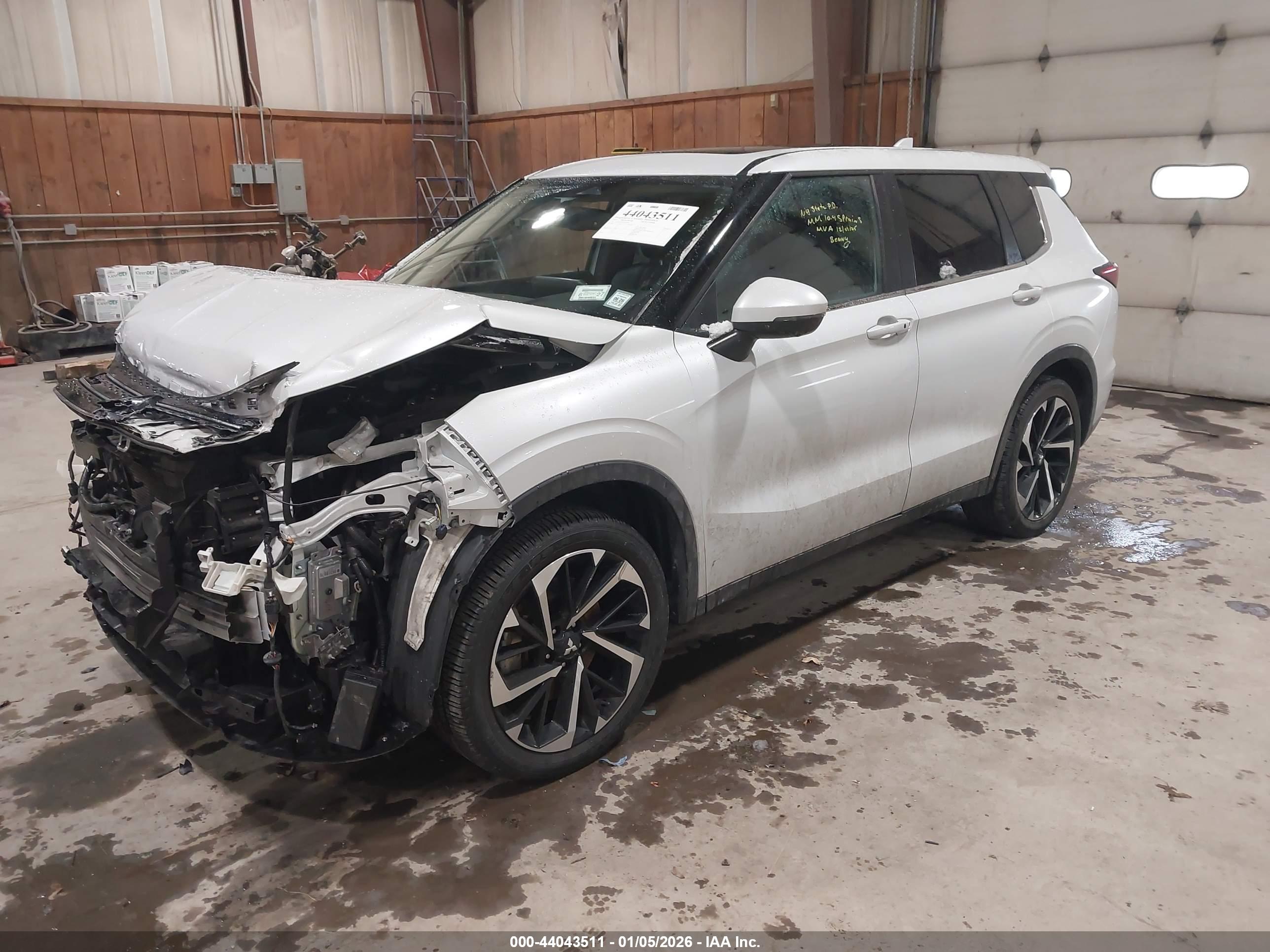 MITSUBISHI OUTLANDER image 2
