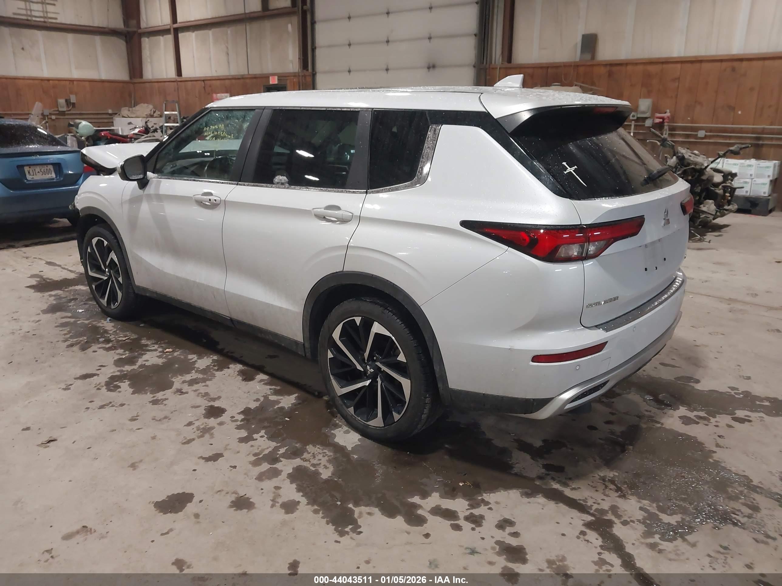 MITSUBISHI OUTLANDER image 3