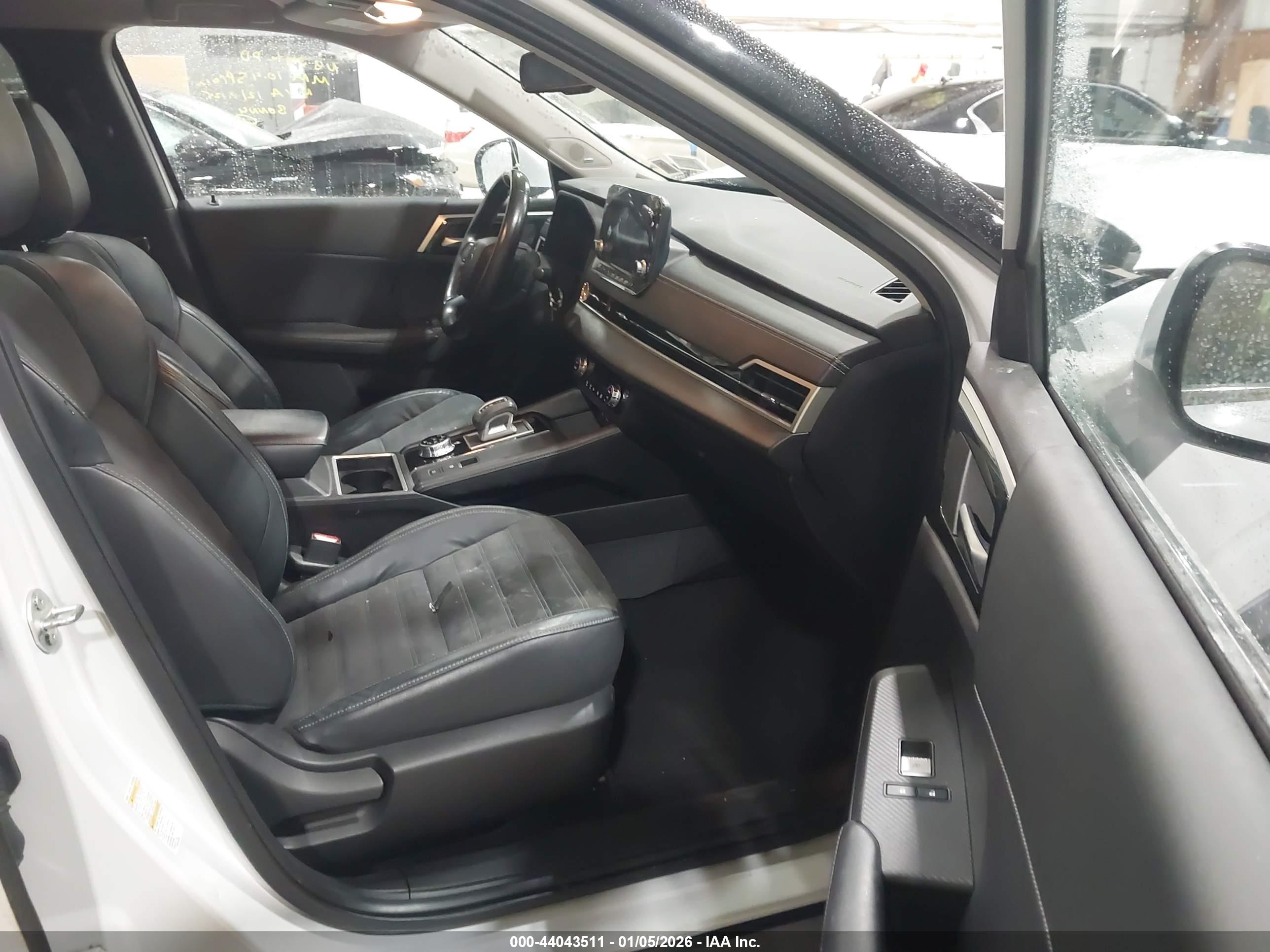 MITSUBISHI OUTLANDER image 5