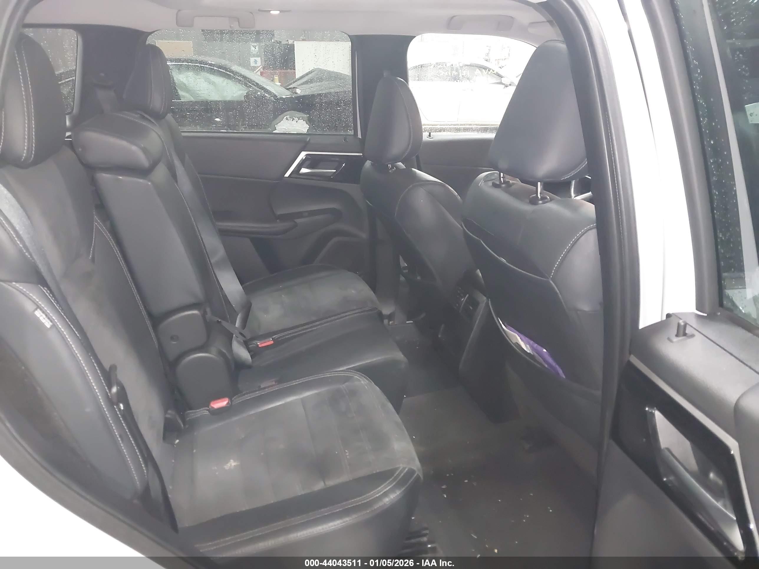 MITSUBISHI OUTLANDER image 8