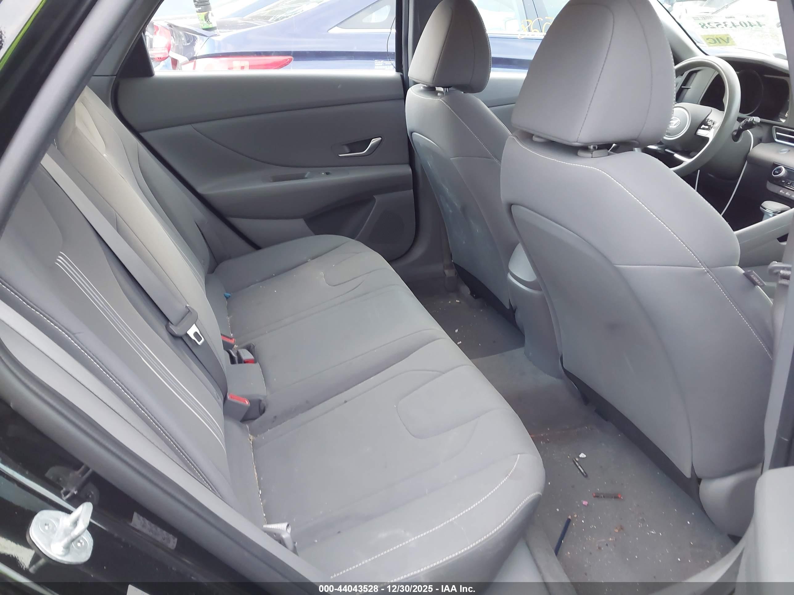 HYUNDAI ELANTRA image 8