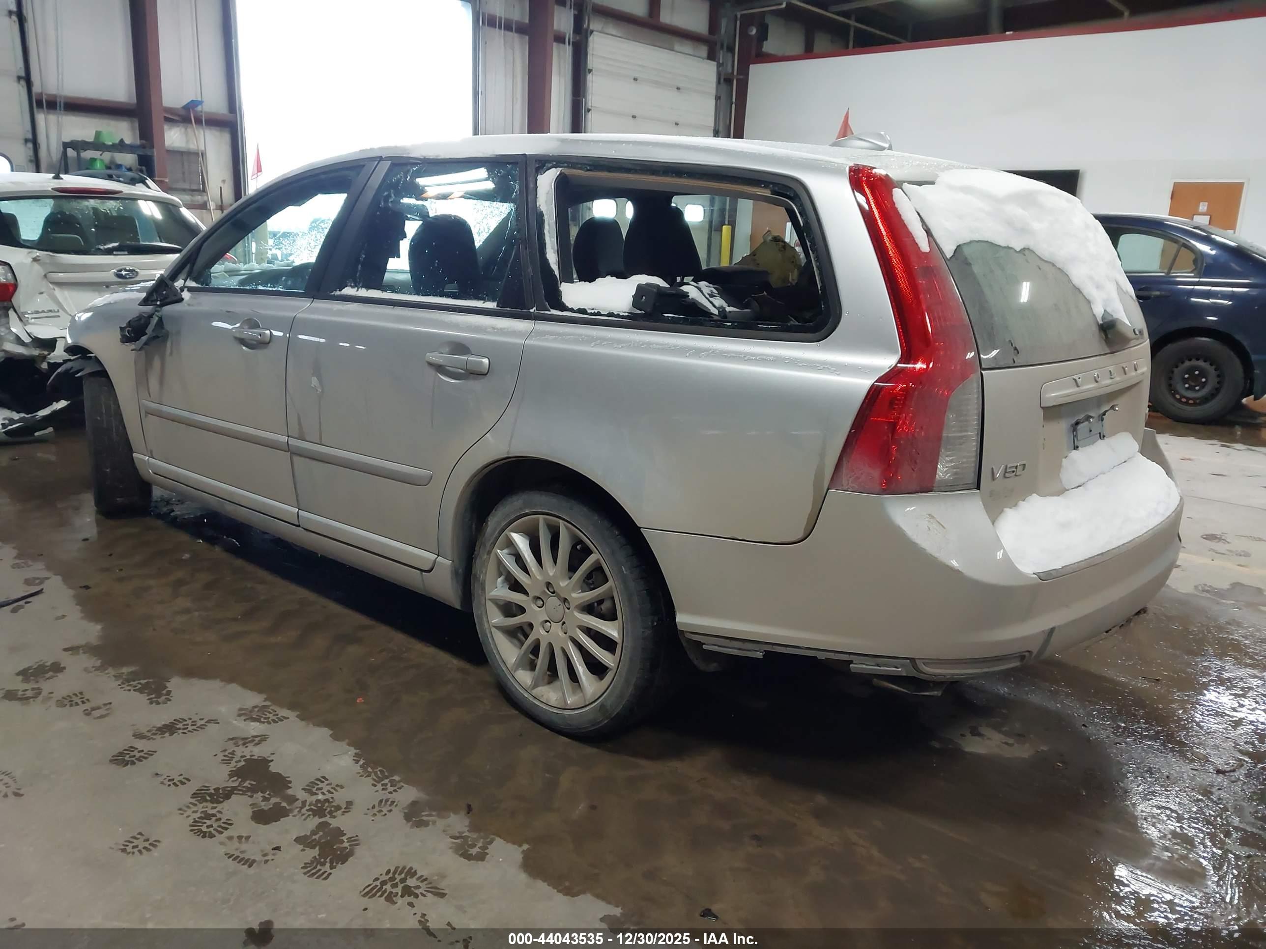 VOLVO V50 image 3