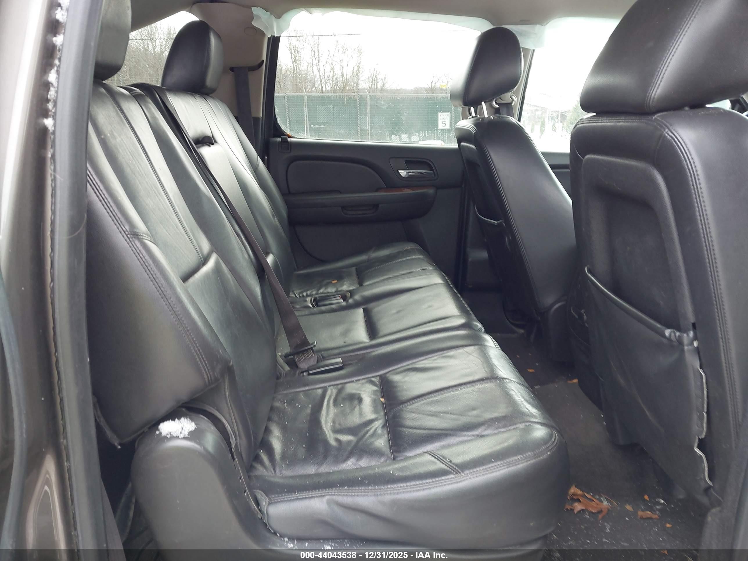 GMC YUKON image 8