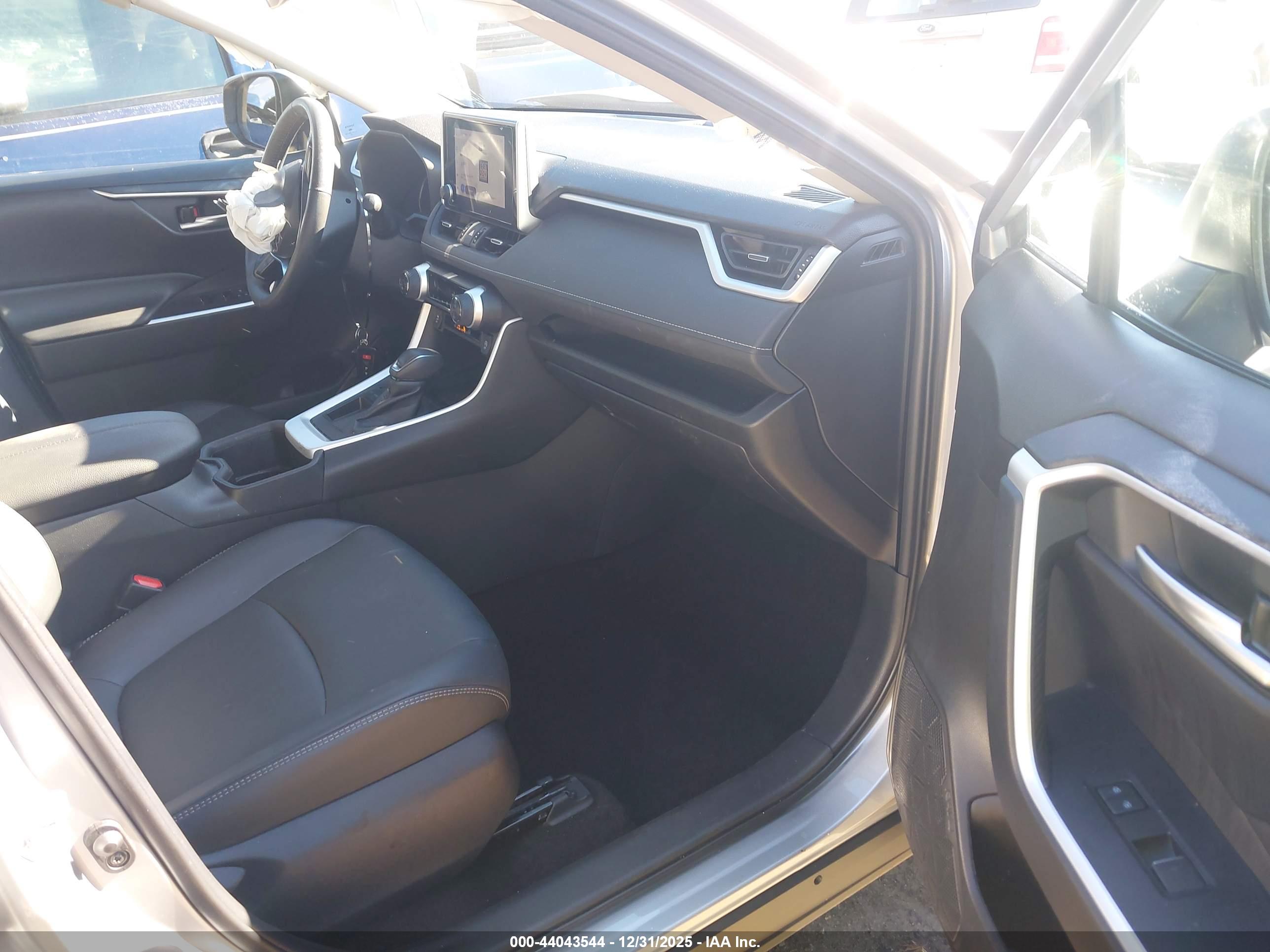 TOYOTA RAV4 image 5
