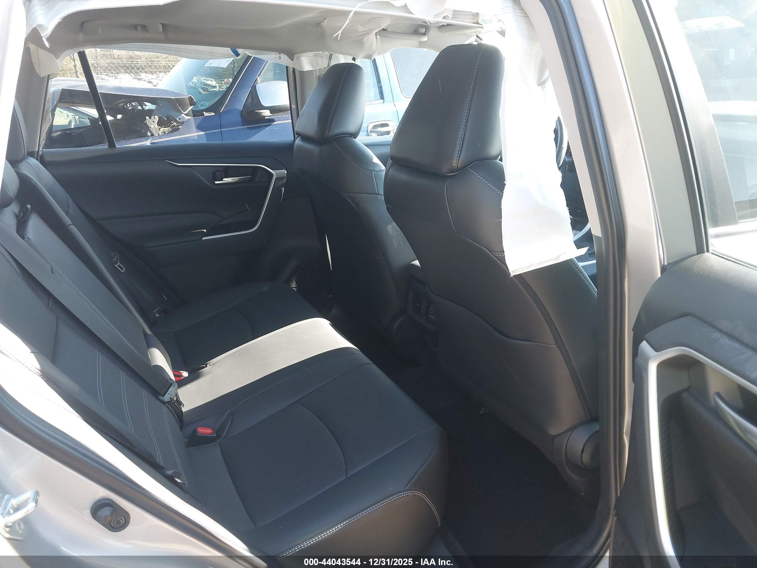 TOYOTA RAV4 image 8