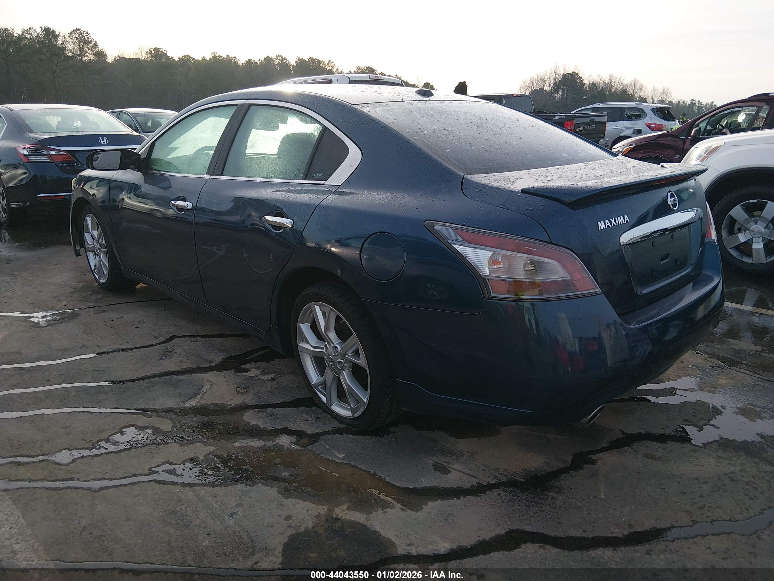 NISSAN MAXIMA image 3