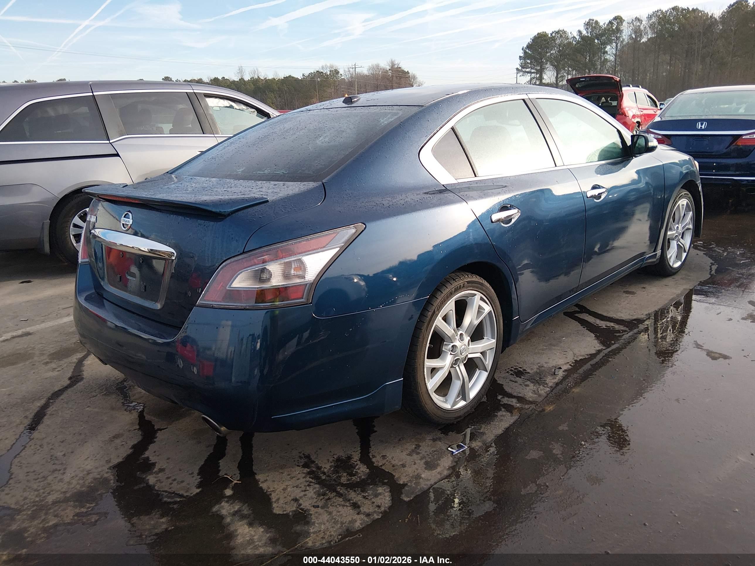 NISSAN MAXIMA image 4