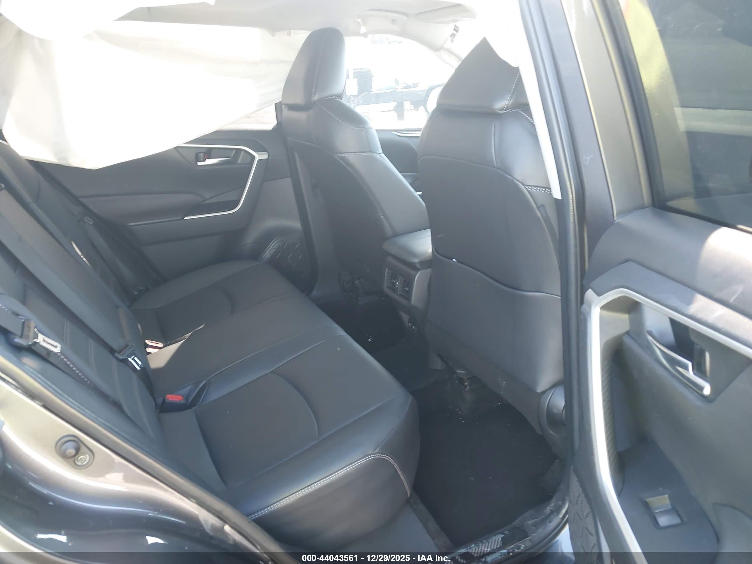 TOYOTA RAV4 image 8