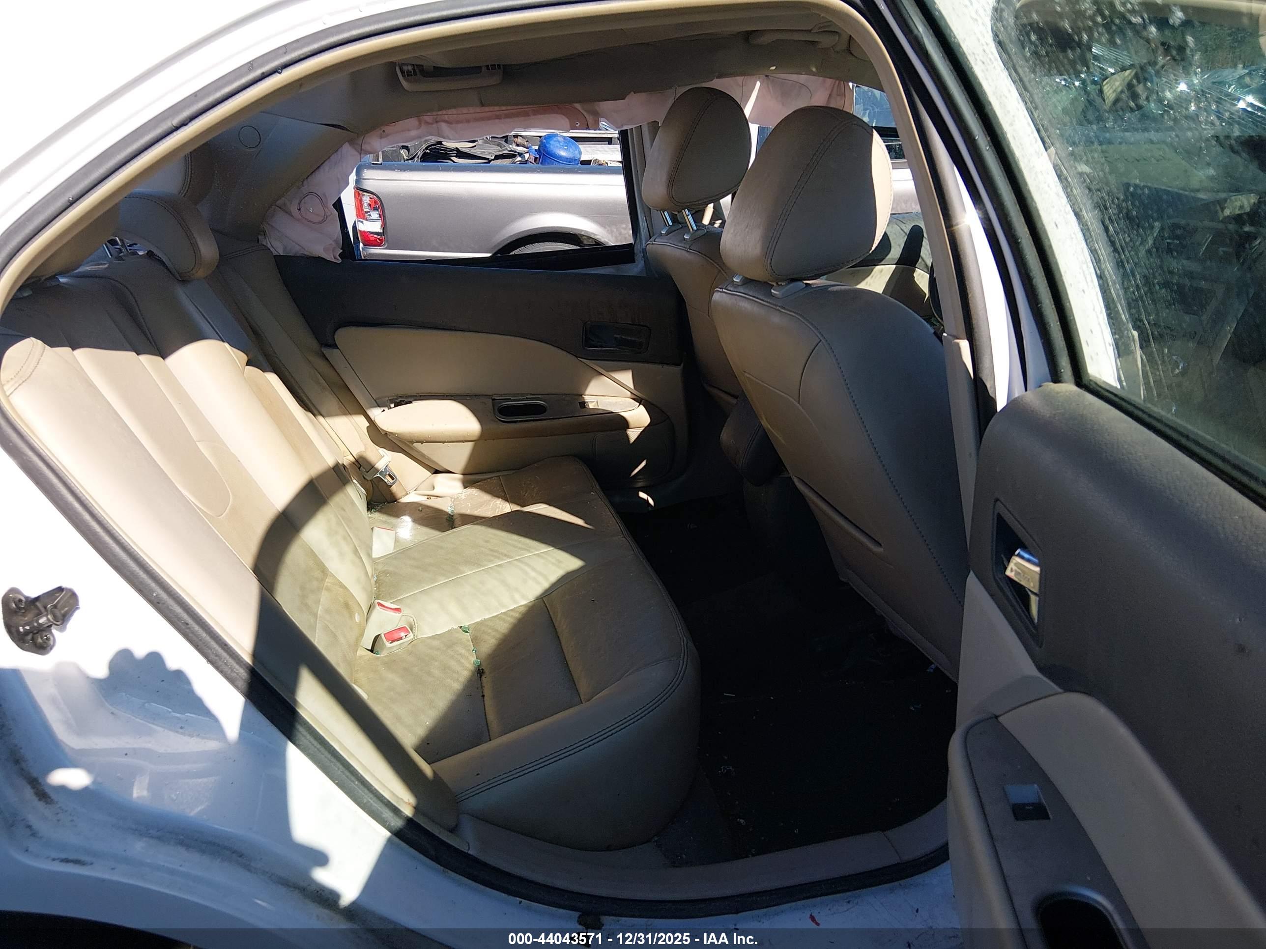 FORD FUSION image 8