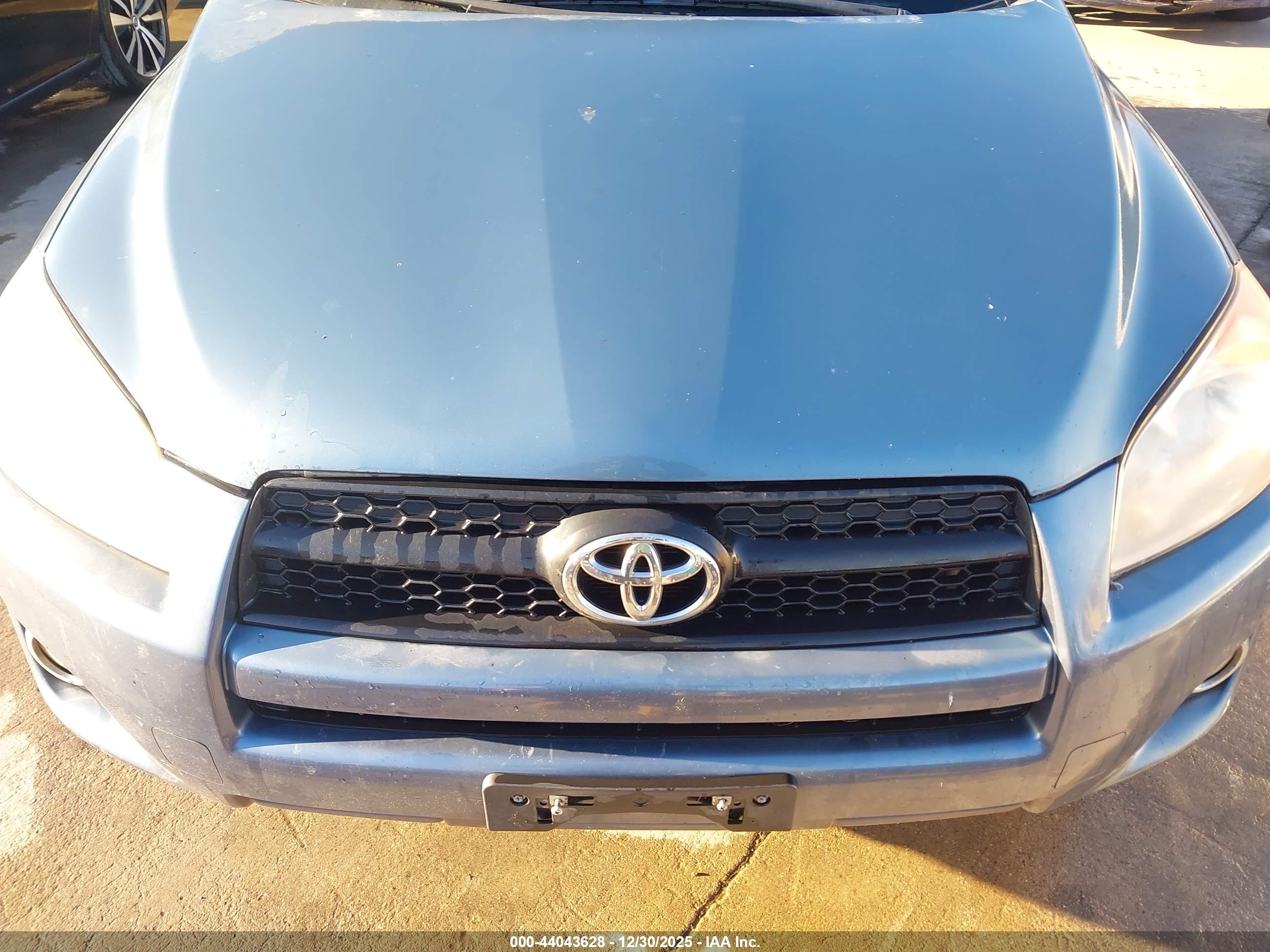 TOYOTA RAV4 image 10