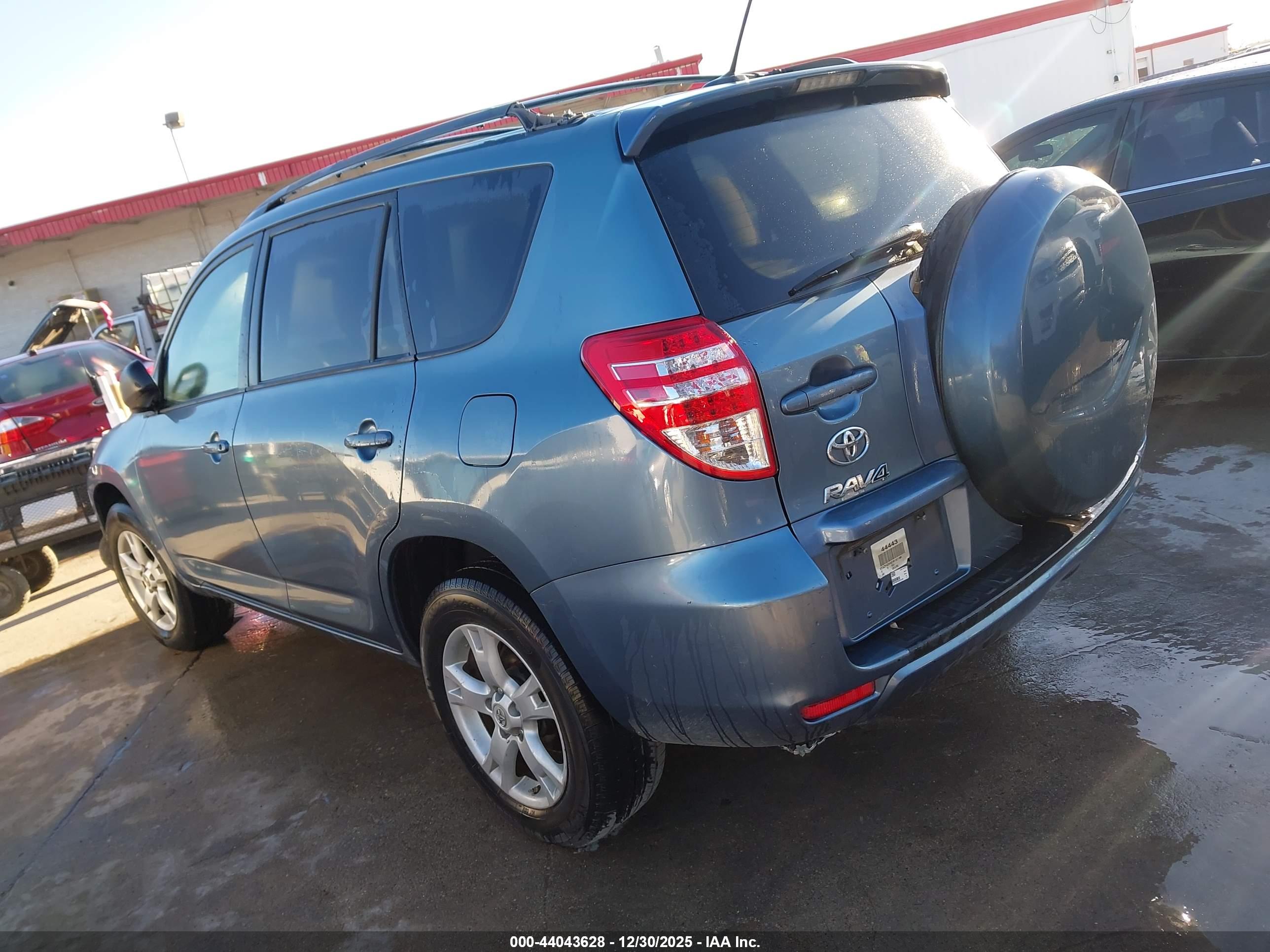 TOYOTA RAV4 image 3